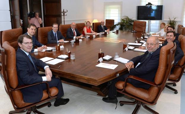 El presidente de la Junta, Alfonso Fernández Mañueco (i), junto a Francisco Igea (d), durante la primera reunión del Consejo de Gobierno celebrada ayer. 