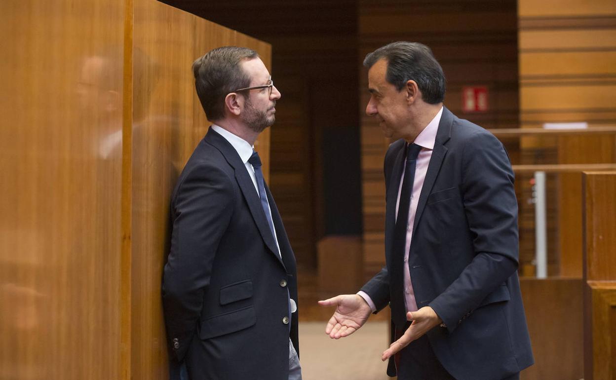 Javier Maroto (izda.) charla con el senador zamorano Martínez Maíllo en las Cortes, tras la investidura del presidente Mañueco.