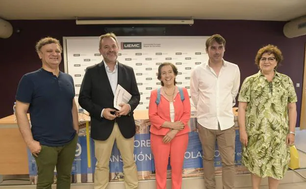 Miguel Ángel Quintana (coordinador del curso), Ángel Ortiz, Victoria Prego, Rafael Latorre y Helena Caballero, en la Casa Revilla. 