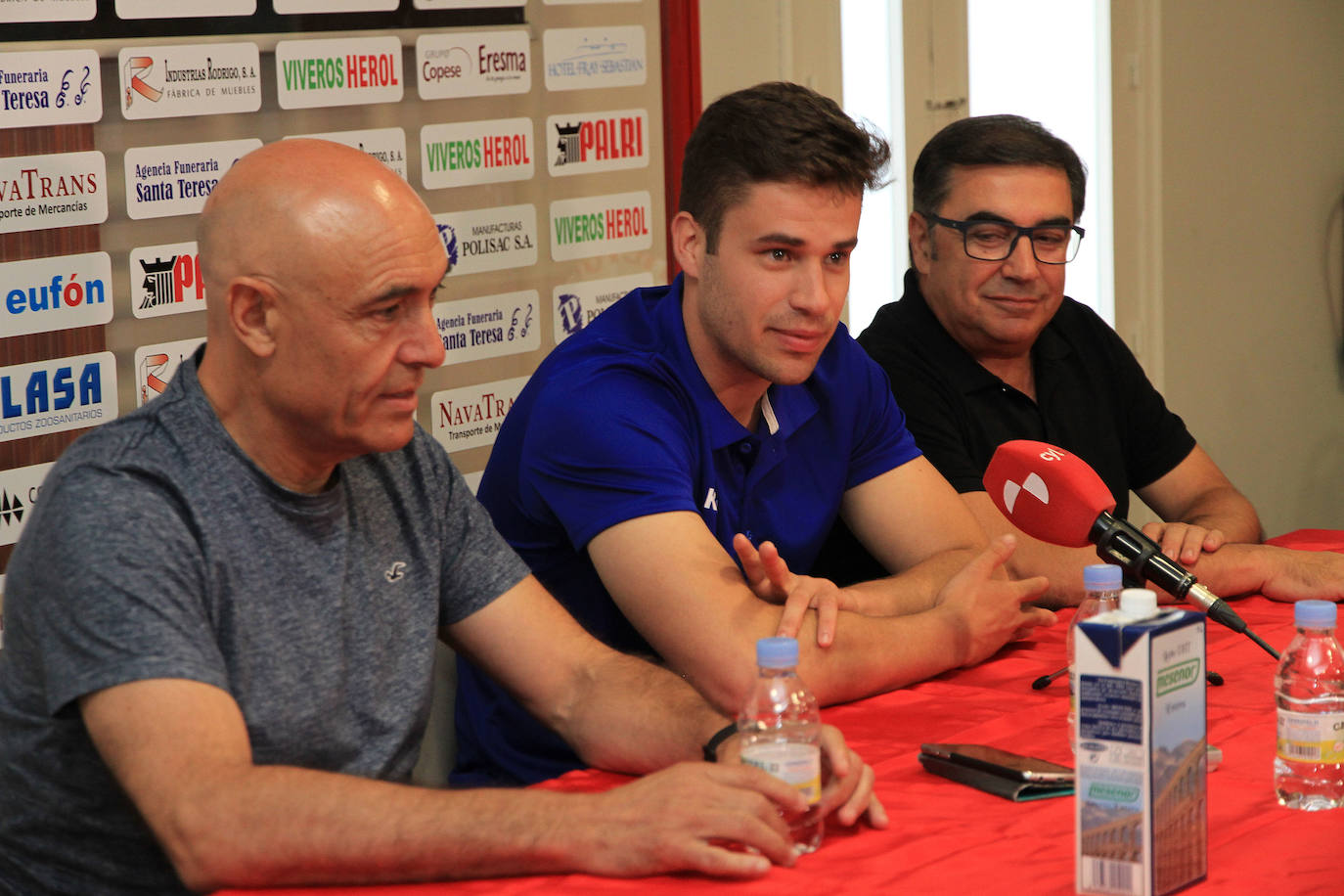 Fotos: Presentación de Rodrigo Pérez Arce en Nava de la Asunción