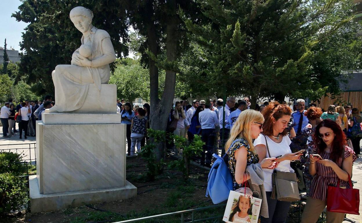 Los ciudadanos abandonaron los edificios durante el terremoto y se congregaron en los parques y plazas de Atenas.
