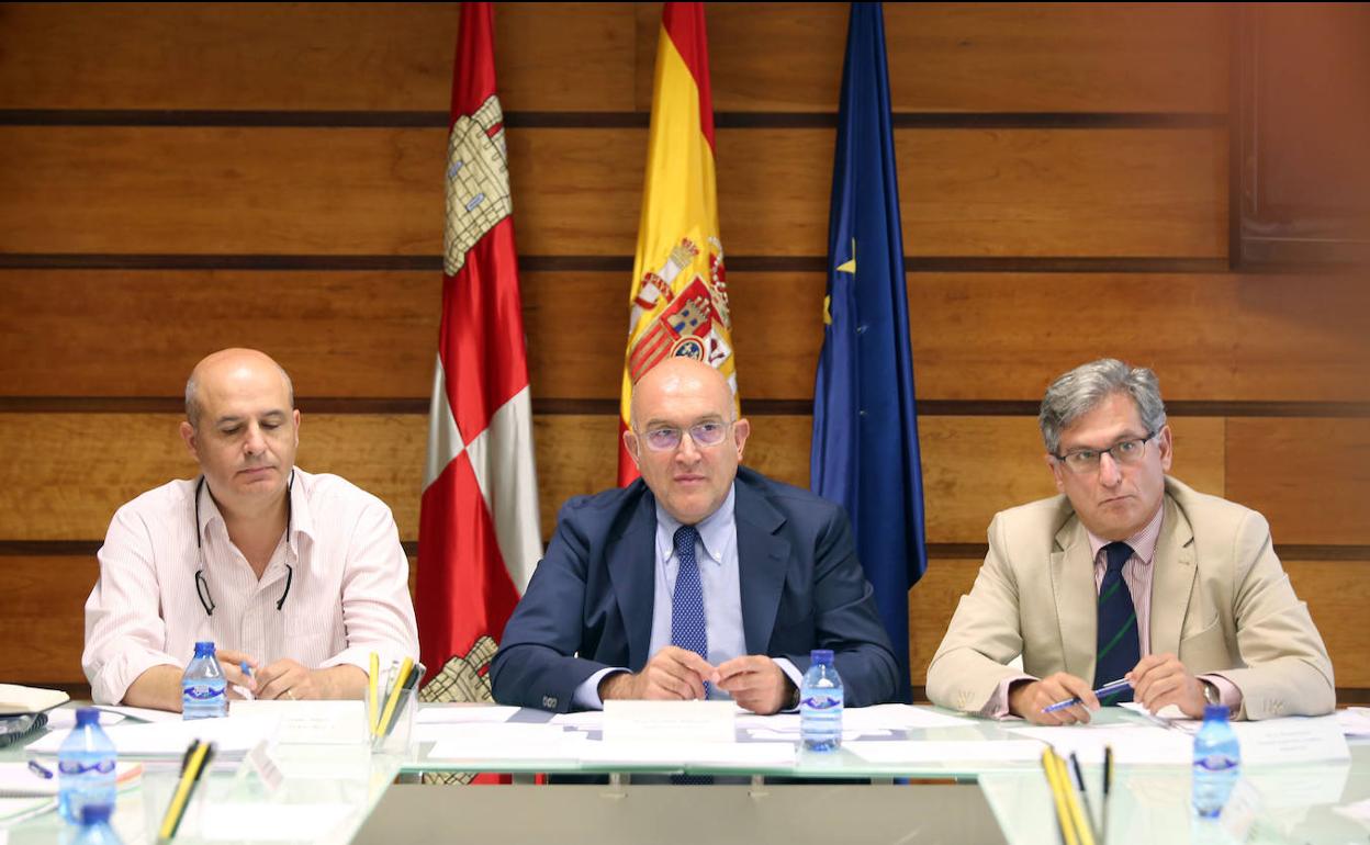 El consejero de Agricultura, Ganadería y Desarrollo Rural, Jesús Julio Carnero (en el centro), preside el Consejo Agrario de Castilla y León. 