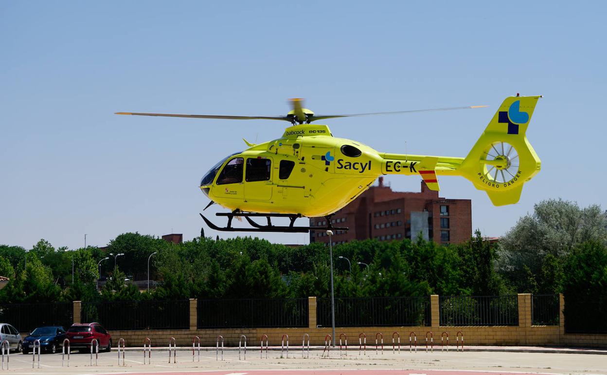 Un helicóptero de Sacyl,durante un aterrizaje.
