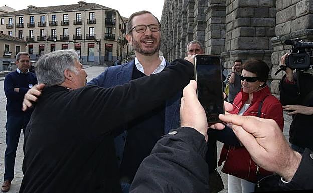 Javier Maroto recibe el abrazo de un simpatizante en Segovia, el pasado mayo, durante la campaña de las municipales, 