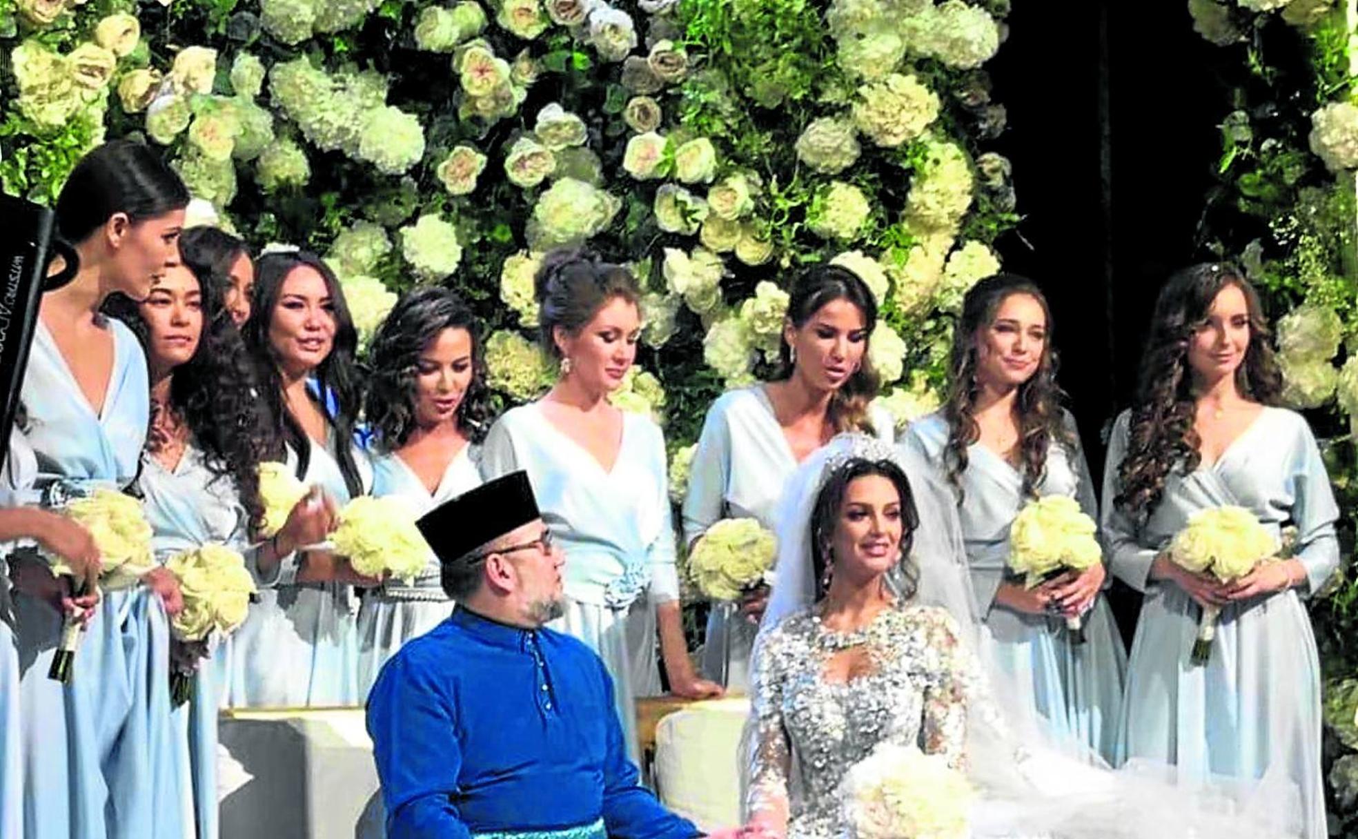 El sultán y la modelo, rodeados de bellas jóvenes y ramos de flores el día de su boda.