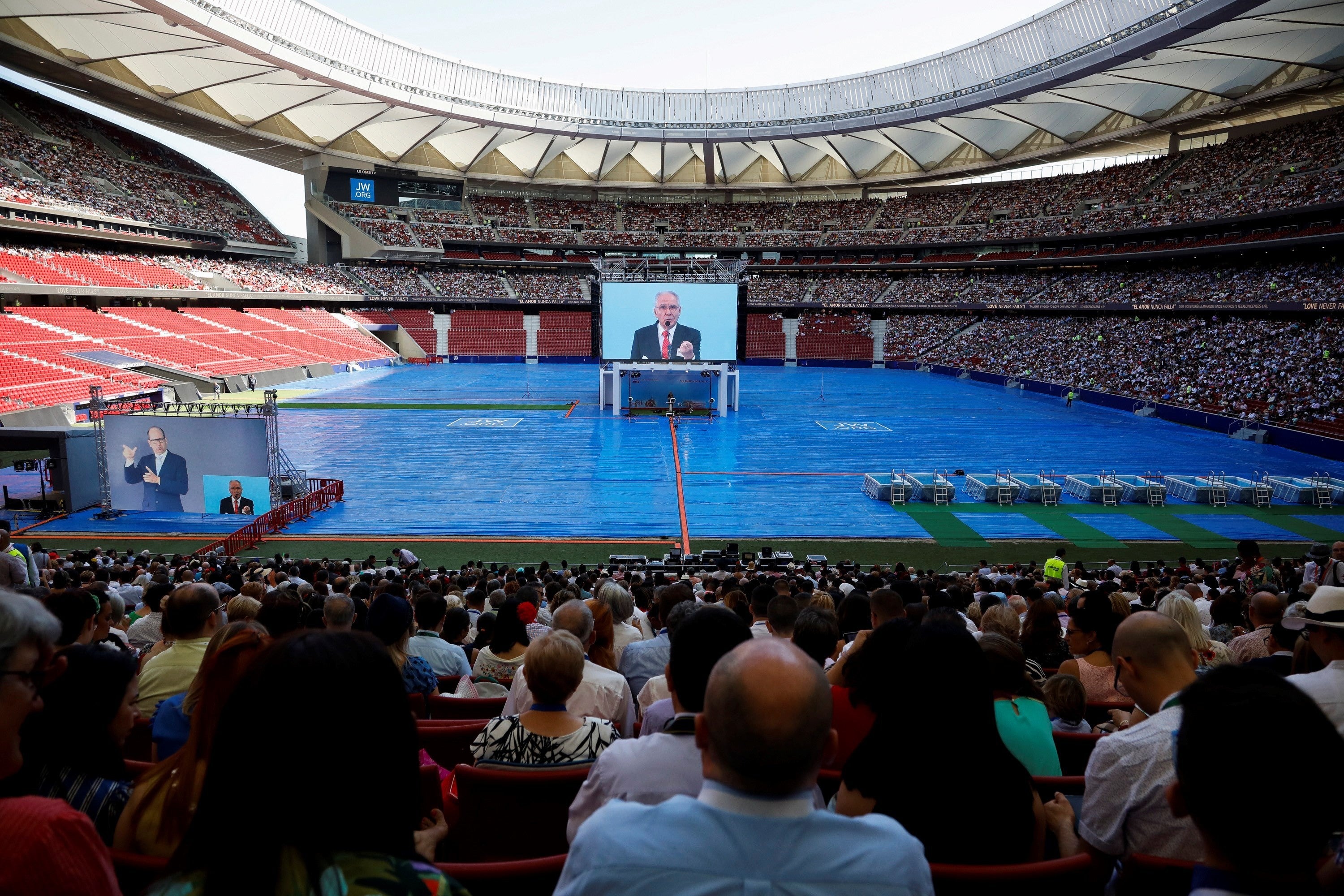 Asistentes a la asamblea en el estadio Wanda Metropolitano de Madrid. 