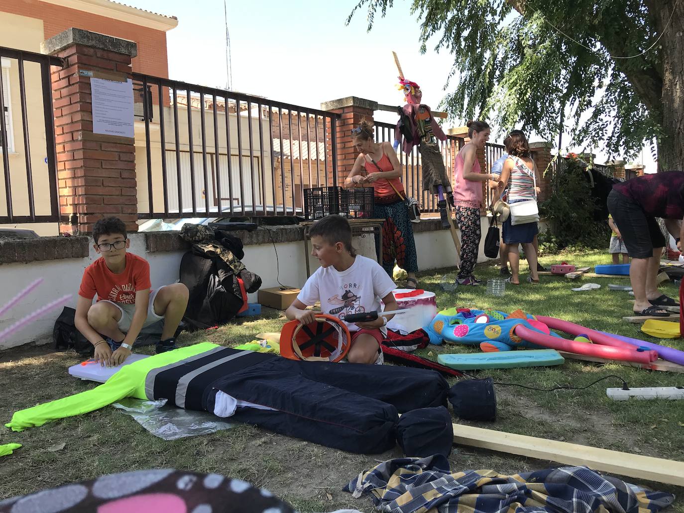 Más de 120 personas se dan cita en el albergue municipal de Serrada para dar vida a medio centenar de espántajaros que mantengan viva una de las principales leyendas de la localidad.