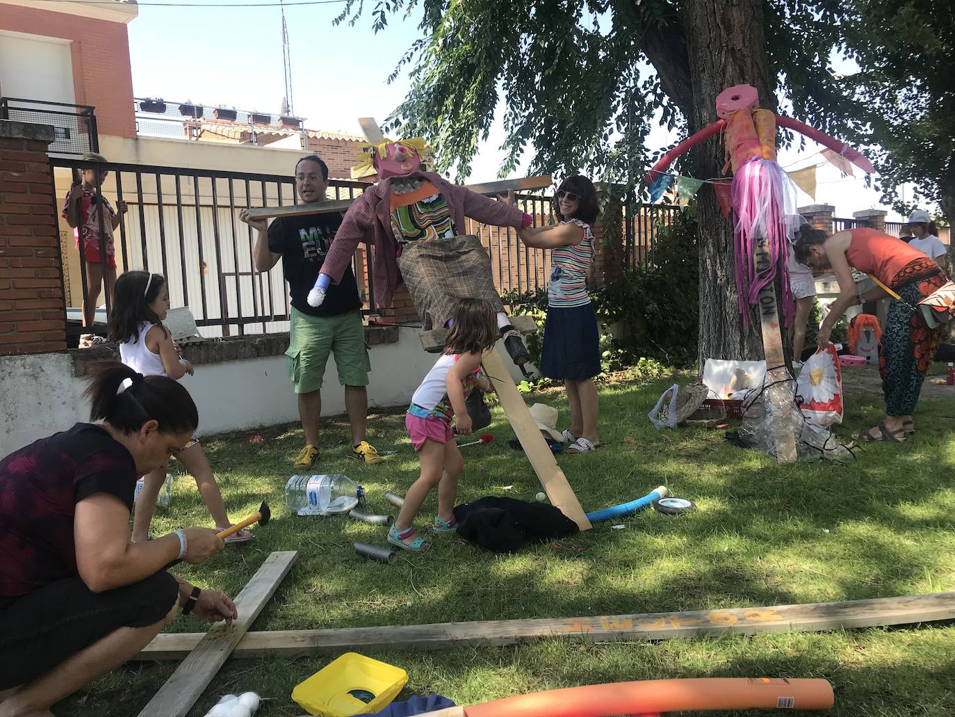 Más de 120 personas se dan cita en el albergue municipal de Serrada para dar vida a medio centenar de espántajaros que mantengan viva una de las principales leyendas de la localidad.