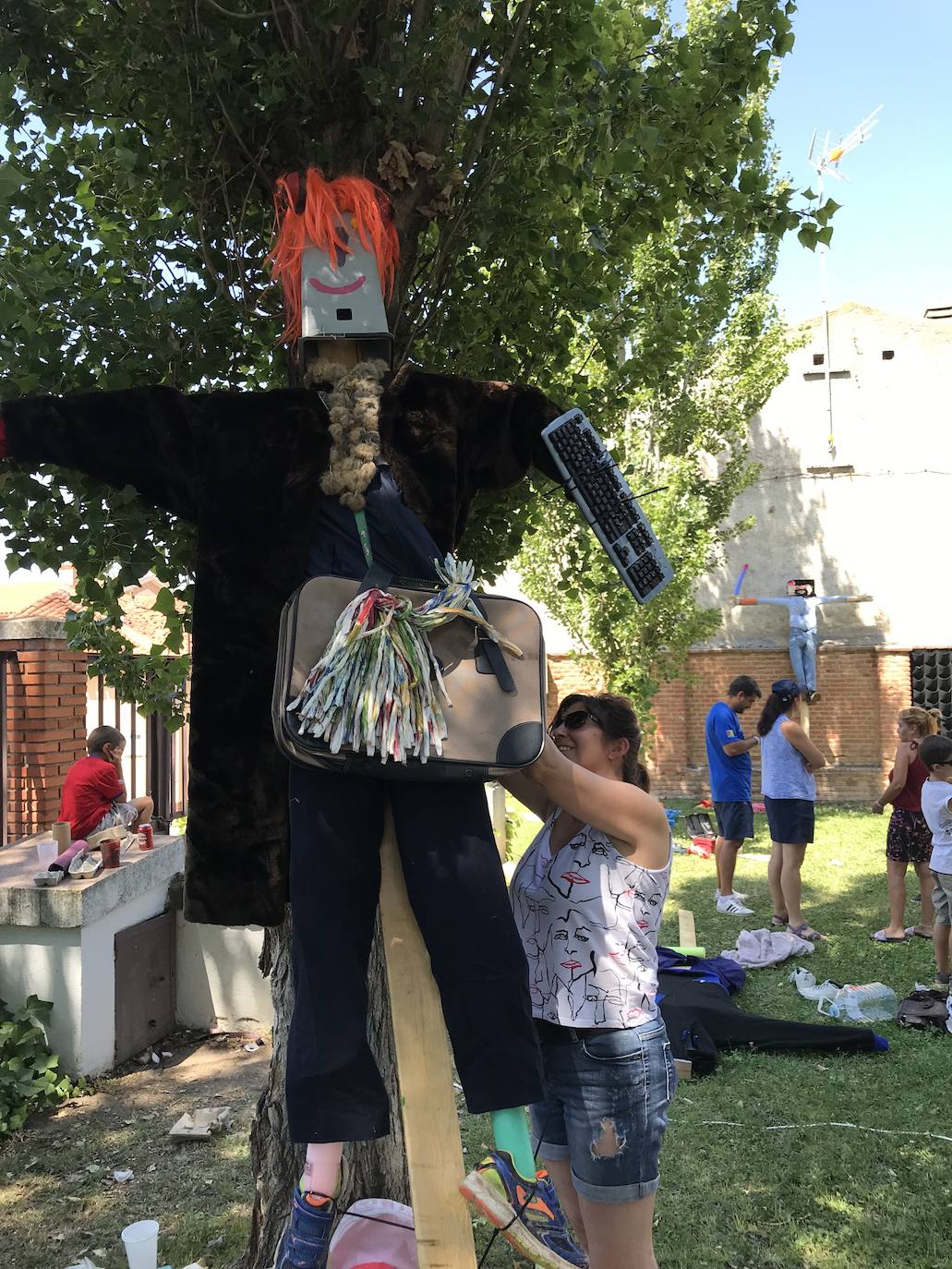 Más de 120 personas se dan cita en el albergue municipal de Serrada para dar vida a medio centenar de espántajaros que mantengan viva una de las principales leyendas de la localidad.