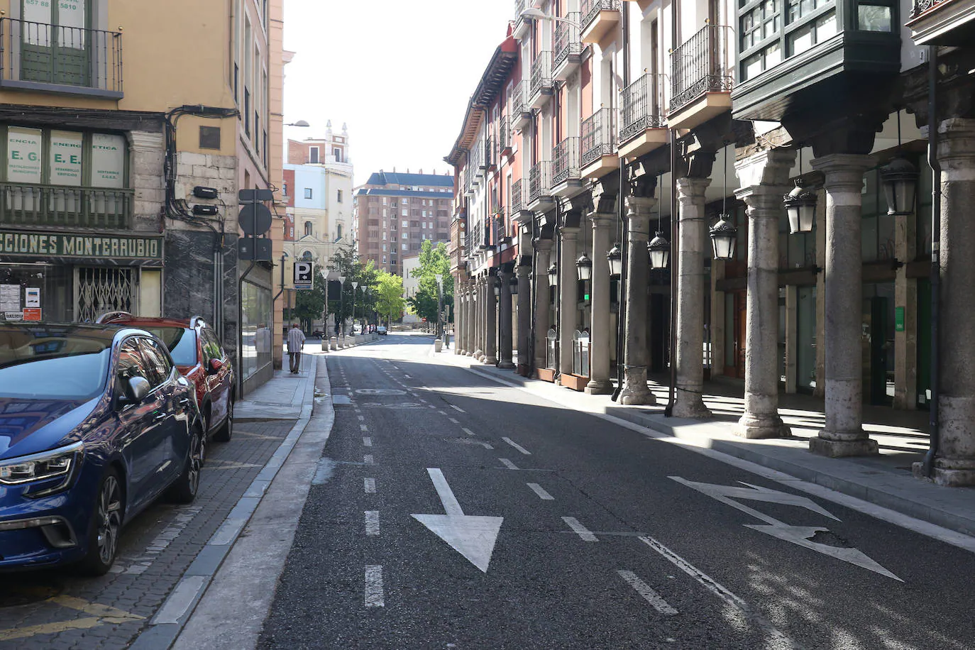 El sol y el intenso calor convierten las calles de Valladolid en un desierto. Los termómetros, que han alcanzado temperaturas de hasta 37 grados, son fieles testigos de la fuerza del verano.