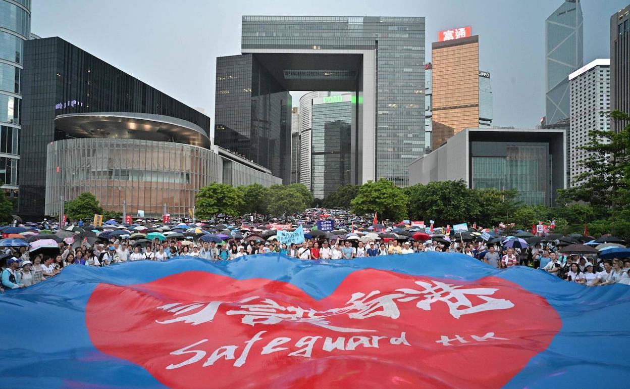 Manifestación celebrada este sábado a favor del Gobierno y la Policía, en Hong Kong.