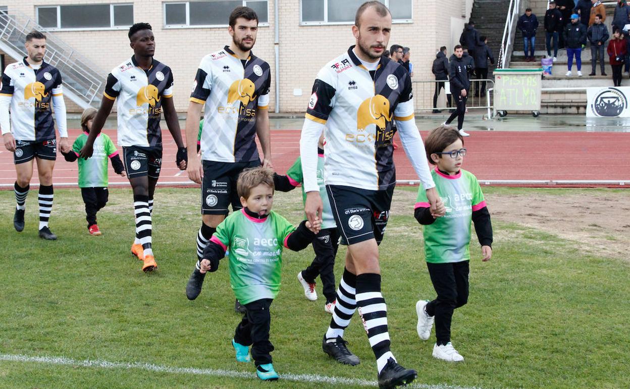 Adrián Llano sale al campo con dos canteranos de Unionistas. 