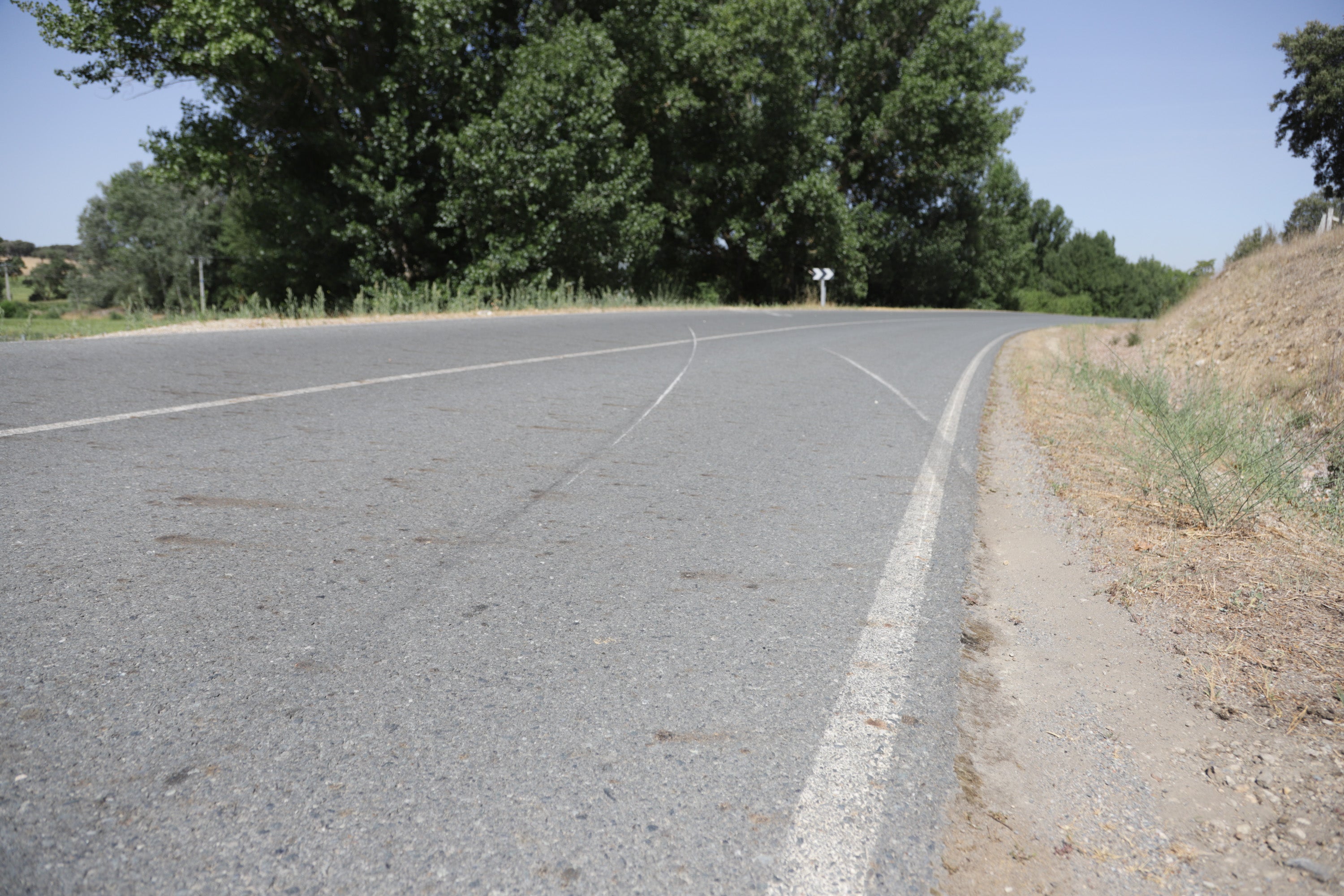 Cuatro jóvenes de Alba de Tormes han muerto este domingo en un accidente de tráfico registrado poco antes de las 7.30 horas, en la carretera DSA-130, a las afueras de la localidad salmantina de Galisancho. Además, otros dos, de la misma población, que resultaron heridos de gravedad, continúan ingresados en el Complejo Asistencial de la capital salmantina.