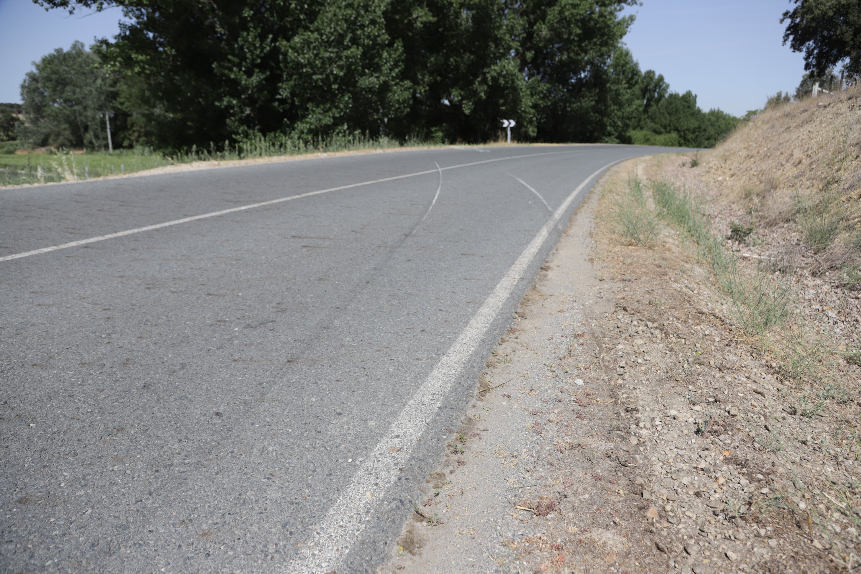 Cuatro jóvenes de Alba de Tormes han muerto este domingo en un accidente de tráfico registrado poco antes de las 7.30 horas, en la carretera DSA-130, a las afueras de la localidad salmantina de Galisancho. Además, otros dos, de la misma población, que resultaron heridos de gravedad, continúan ingresados en el Complejo Asistencial de la capital salmantina.