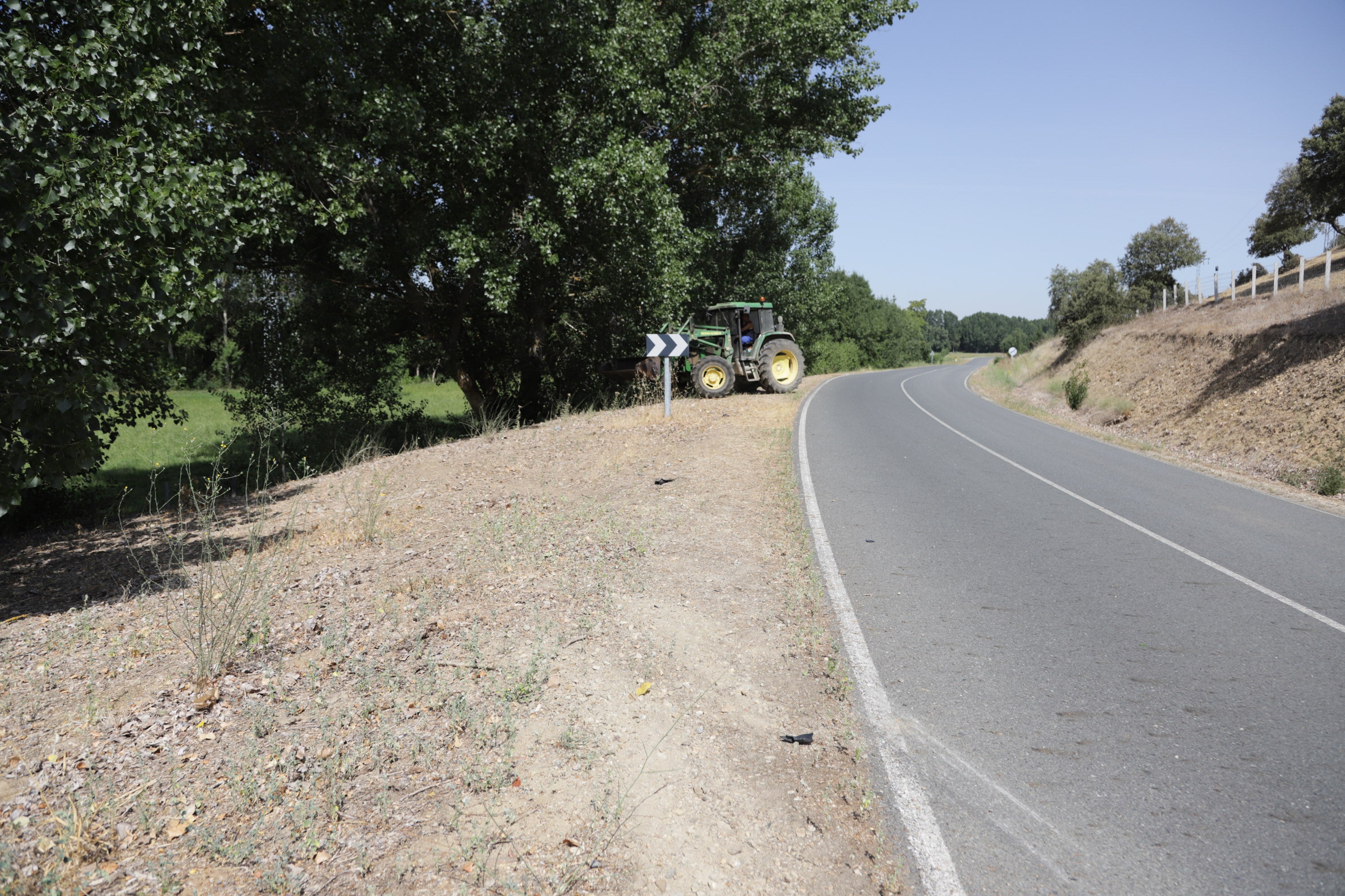Cuatro jóvenes de Alba de Tormes han muerto este domingo en un accidente de tráfico registrado poco antes de las 7.30 horas, en la carretera DSA-130, a las afueras de la localidad salmantina de Galisancho. Además, otros dos, de la misma población, que resultaron heridos de gravedad, continúan ingresados en el Complejo Asistencial de la capital salmantina.