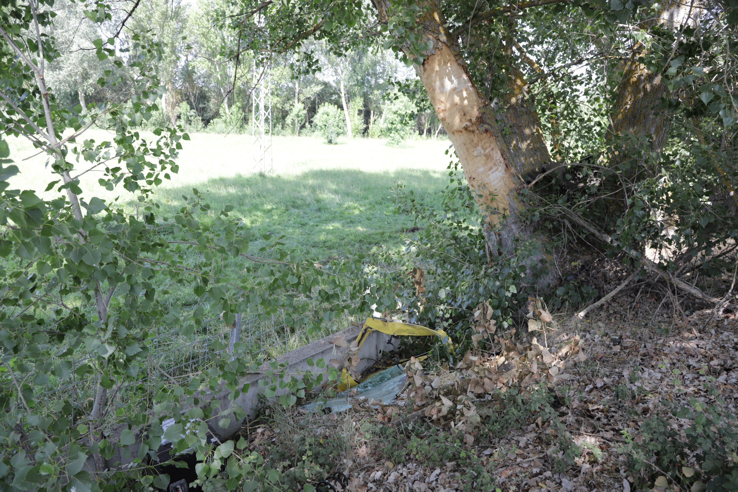 Cuatro jóvenes de Alba de Tormes han muerto este domingo en un accidente de tráfico registrado poco antes de las 7.30 horas, en la carretera DSA-130, a las afueras de la localidad salmantina de Galisancho. Además, otros dos, de la misma población, que resultaron heridos de gravedad, continúan ingresados en el Complejo Asistencial de la capital salmantina.