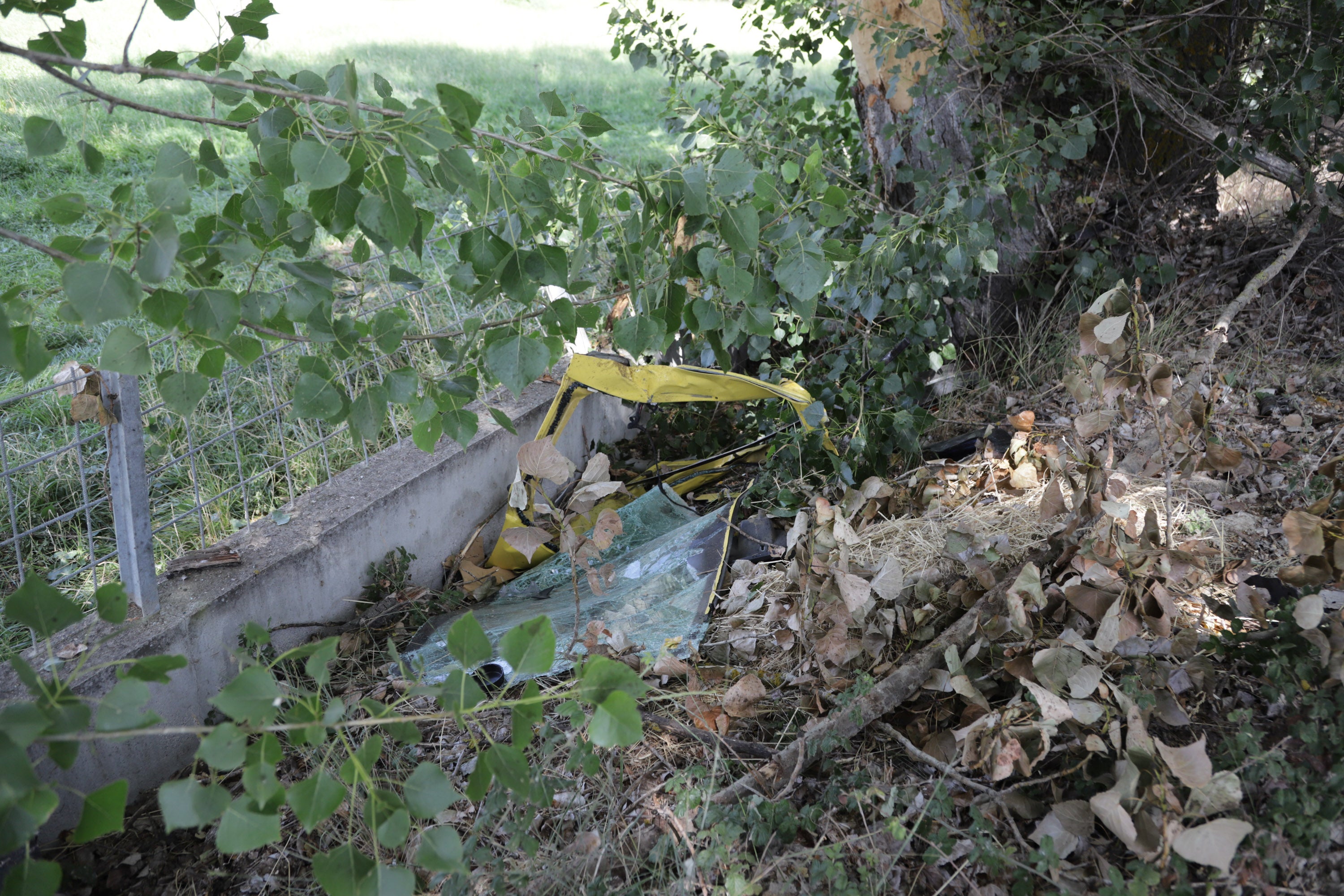 Cuatro jóvenes de Alba de Tormes han muerto este domingo en un accidente de tráfico registrado poco antes de las 7.30 horas, en la carretera DSA-130, a las afueras de la localidad salmantina de Galisancho. Además, otros dos, de la misma población, que resultaron heridos de gravedad, continúan ingresados en el Complejo Asistencial de la capital salmantina.