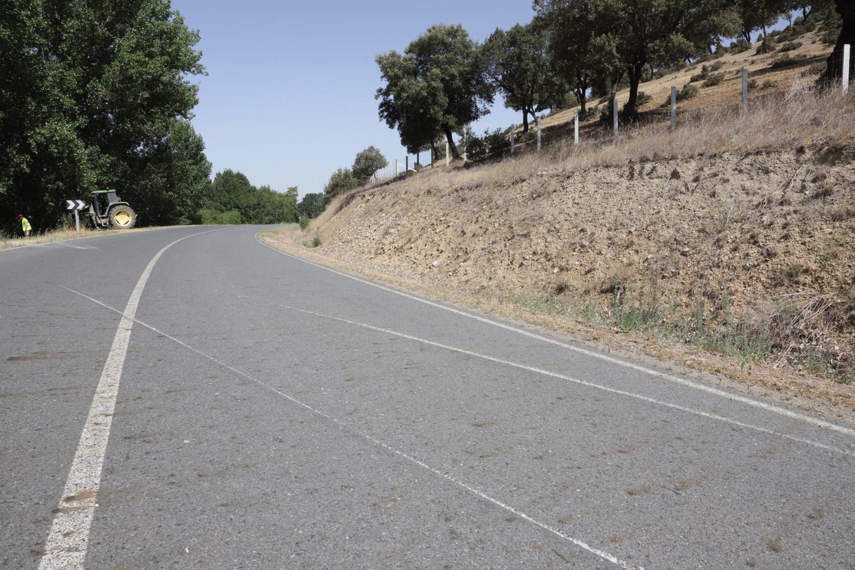 Cuatro jóvenes de Alba de Tormes han muerto este domingo en un accidente de tráfico registrado poco antes de las 7.30 horas, en la carretera DSA-130, a las afueras de la localidad salmantina de Galisancho. Además, otros dos, de la misma población, que resultaron heridos de gravedad, continúan ingresados en el Complejo Asistencial de la capital salmantina.