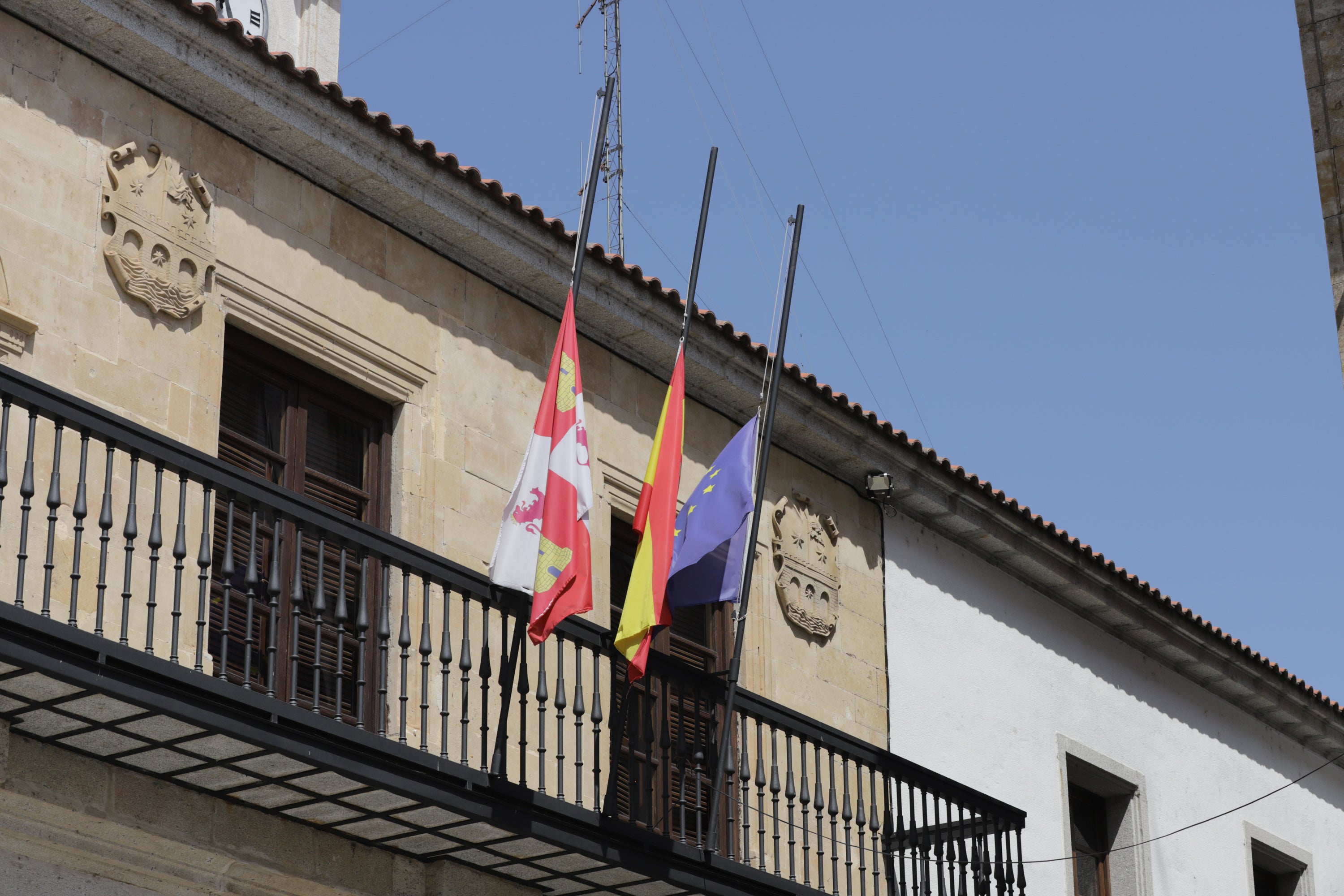 Cuatro jóvenes de Alba de Tormes han muerto este domingo en un accidente de tráfico registrado poco antes de las 7.30 horas, en la carretera DSA-130, a las afueras de la localidad salmantina de Galisancho. Además, otros dos, de la misma población, que resultaron heridos de gravedad, continúan ingresados en el Complejo Asistencial de la capital salmantina.