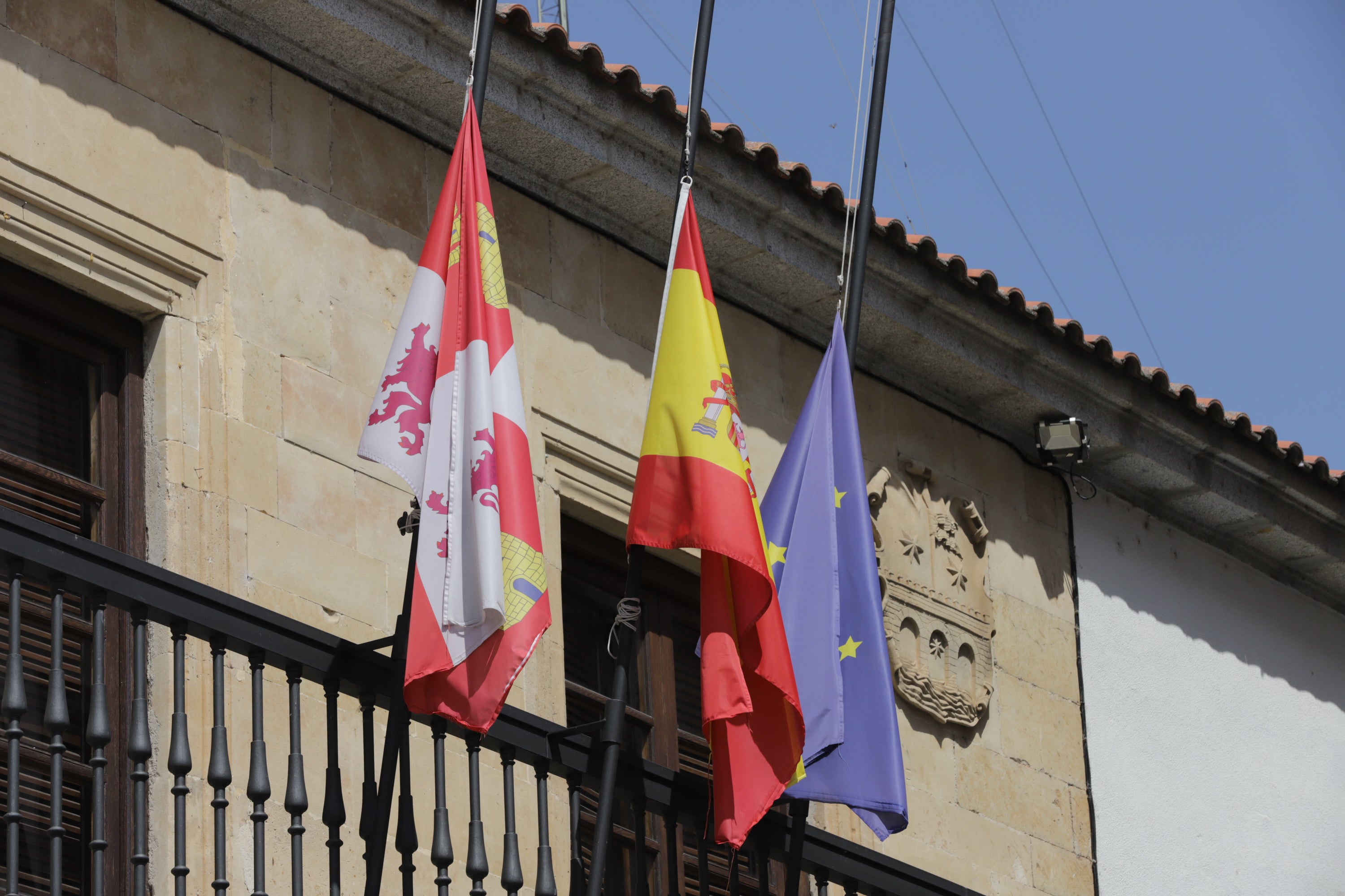 Cuatro jóvenes de Alba de Tormes han muerto este domingo en un accidente de tráfico registrado poco antes de las 7.30 horas, en la carretera DSA-130, a las afueras de la localidad salmantina de Galisancho. Además, otros dos, de la misma población, que resultaron heridos de gravedad, continúan ingresados en el Complejo Asistencial de la capital salmantina.