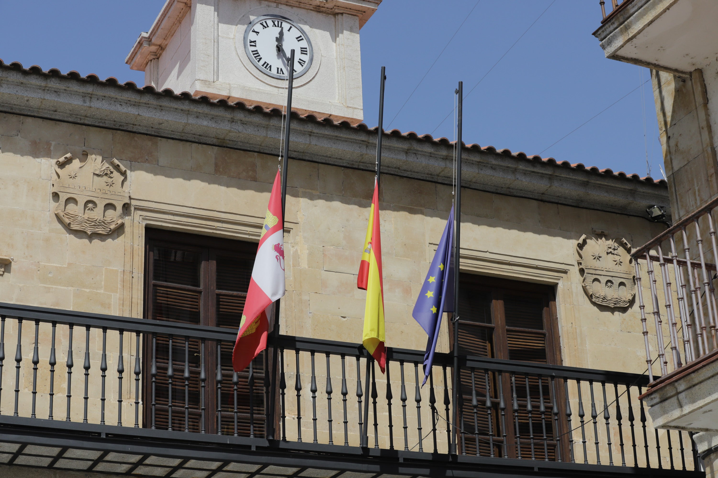 Cuatro jóvenes de Alba de Tormes han muerto este domingo en un accidente de tráfico registrado poco antes de las 7.30 horas, en la carretera DSA-130, a las afueras de la localidad salmantina de Galisancho. Además, otros dos, de la misma población, que resultaron heridos de gravedad, continúan ingresados en el Complejo Asistencial de la capital salmantina.