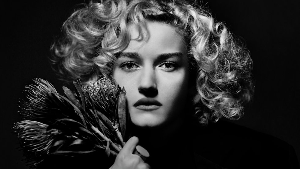 La actriz Julia Garner retratada por el fotógrafo escocés Albert Watson. 