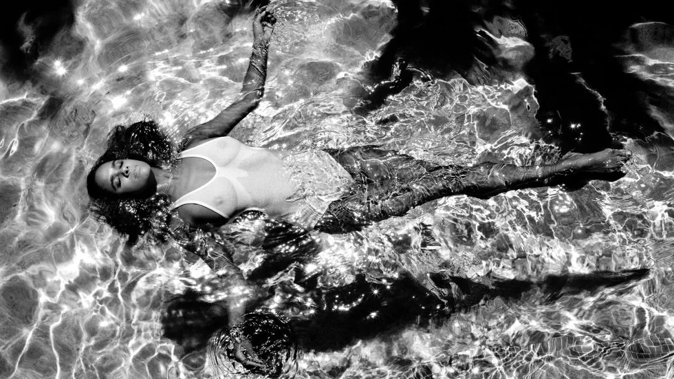En el calendario Pirelli la bailarina Misty Copeland vive en Miami en una casa Artdeco y hace ejercicios en una piscina.