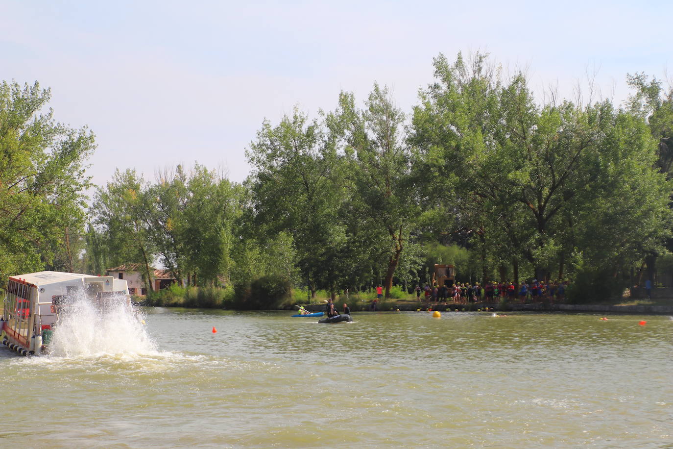 Los recorridos de natación, ciclismo y carrera a pie han discurrido exclusivamente por los caminos de sirga y las aguas de esta infraestructura simbólica de Tierra de Campos