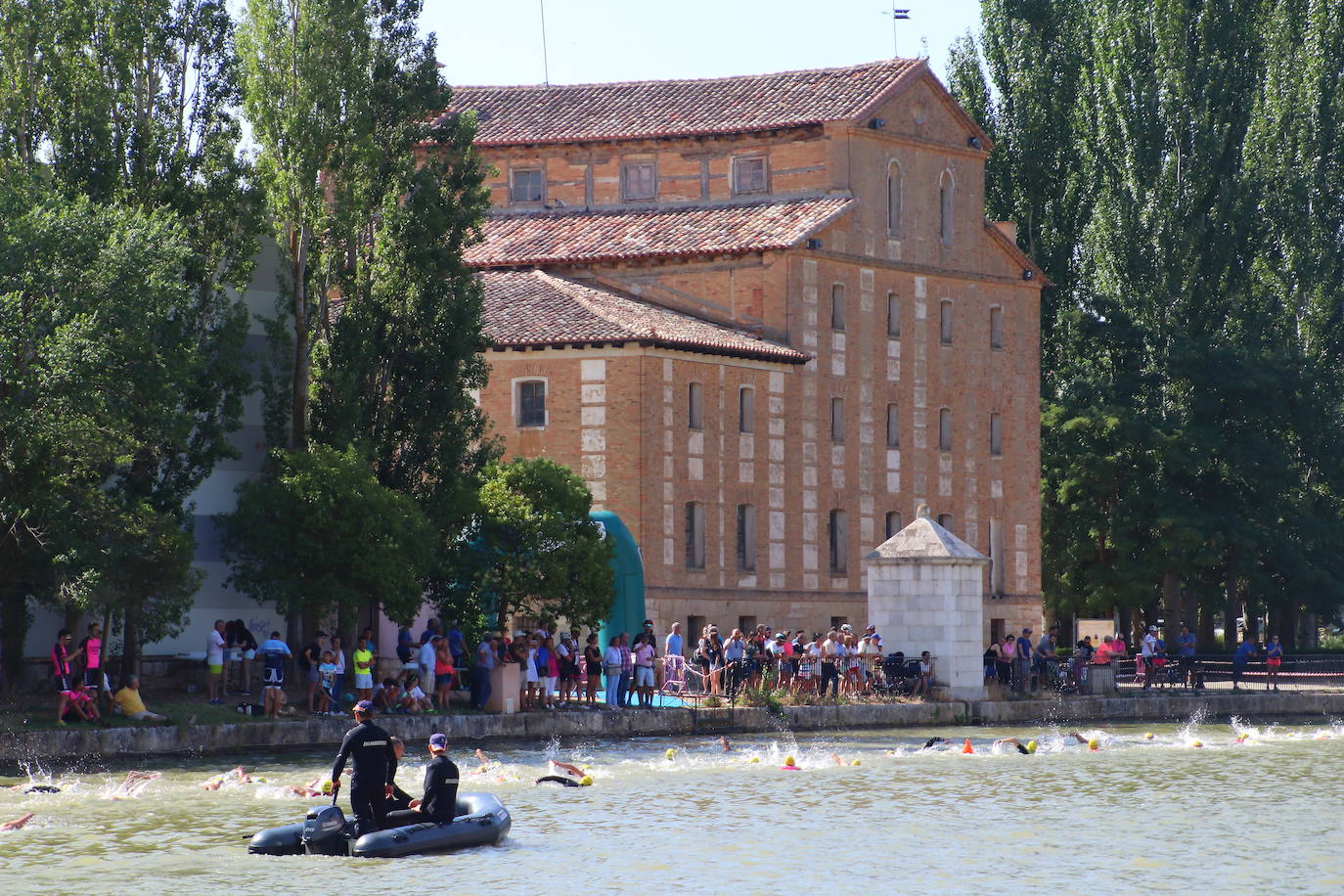 Los recorridos de natación, ciclismo y carrera a pie han discurrido exclusivamente por los caminos de sirga y las aguas de esta infraestructura simbólica de Tierra de Campos