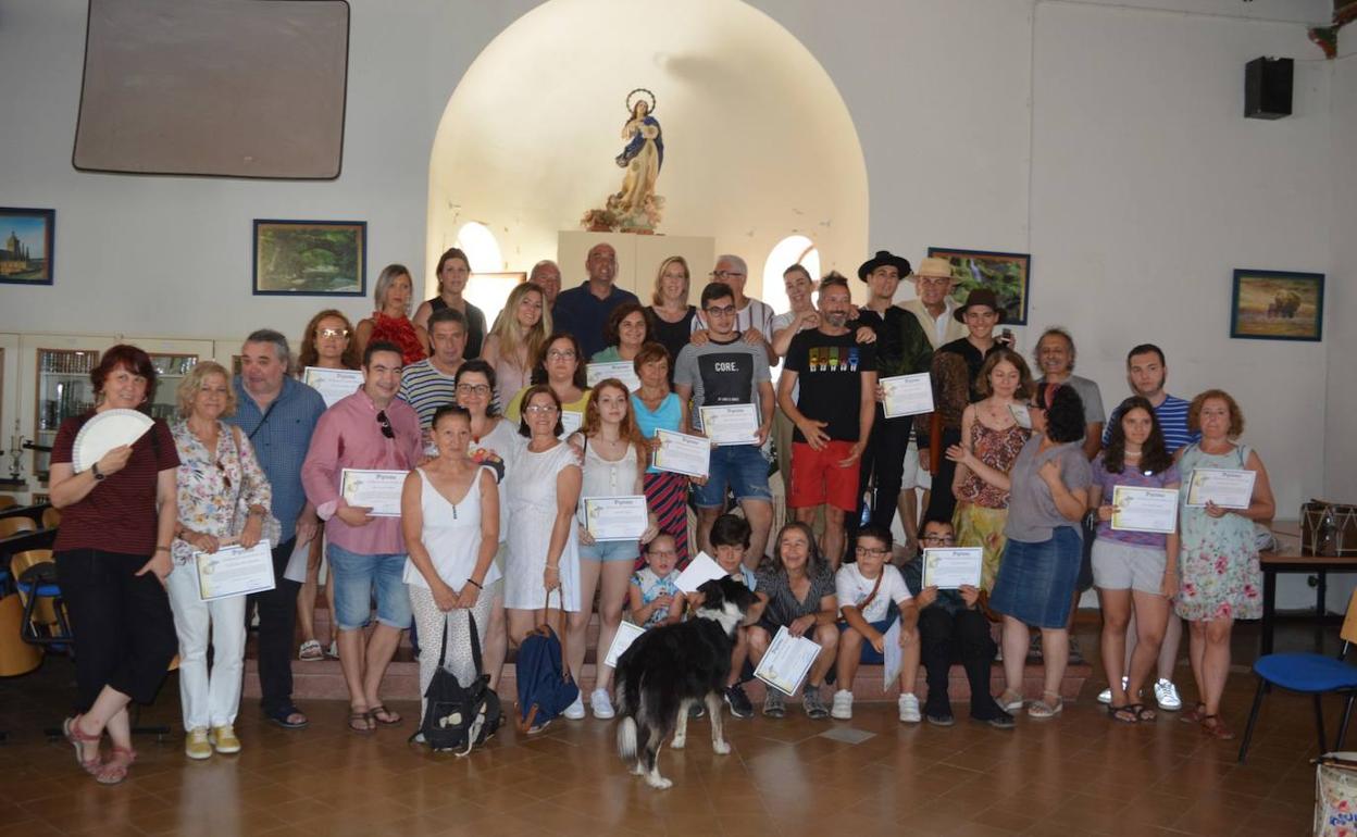 Foto de familia de los alumnos participantes, con sus diplomas acreditarivos.