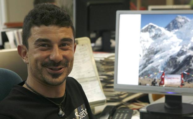 En la redacción de El Norte, en 2010, cauando preparaba la expediciópn al Cho Oyu.