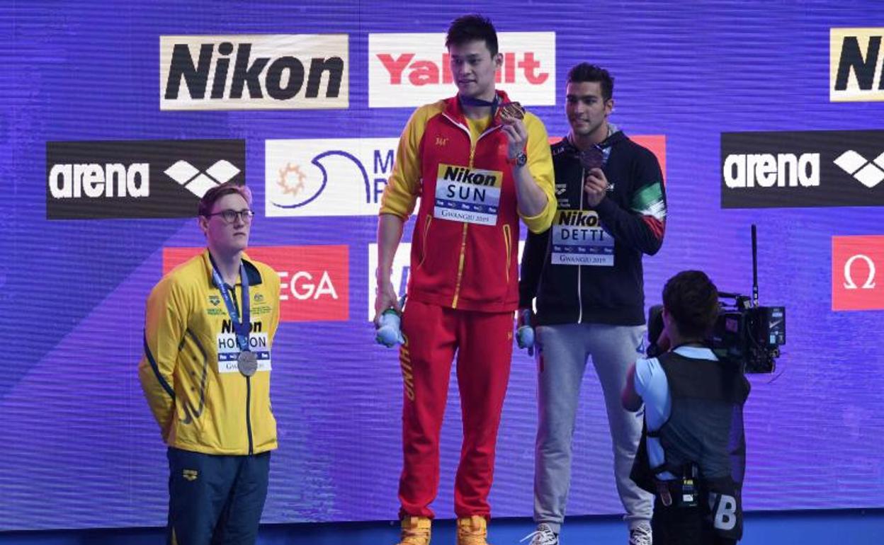 Sun Yang, con su medalla de oro, y Mack Horton a la izquierda apartado de él. 