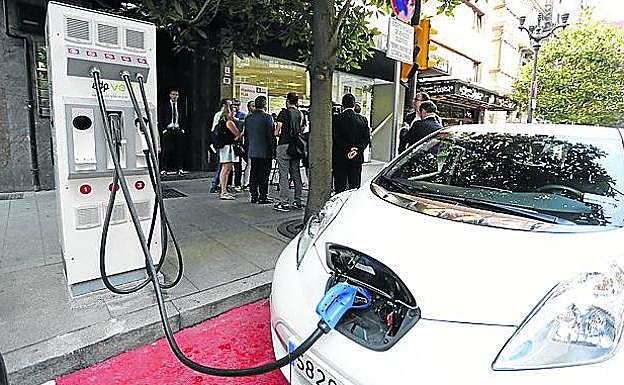 Repostaje en un surtidor eléctrico.