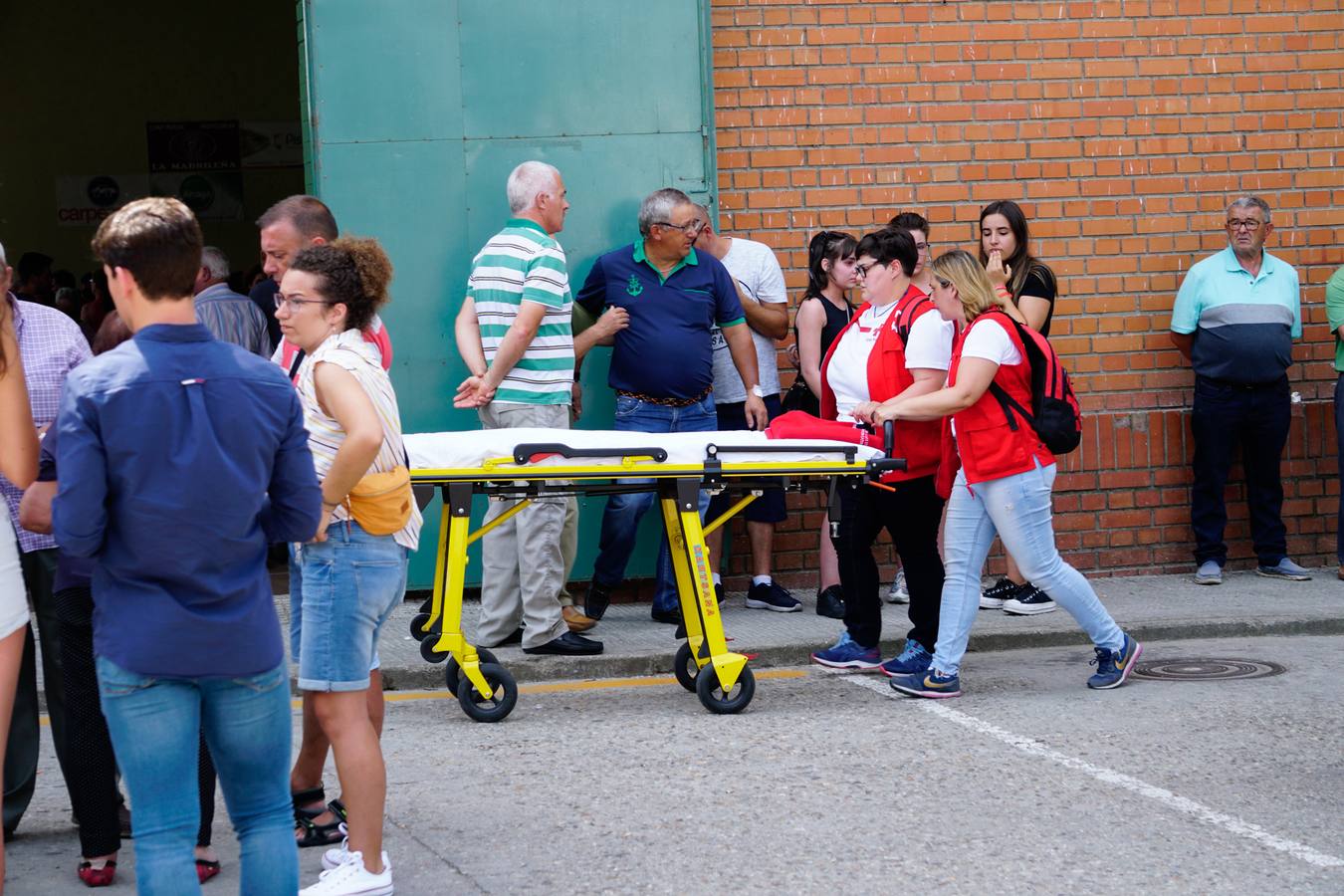 Los jóvenes regresaban de las fiestas del municipio de Santa Inés, dentro de la pedanía de Galisancho | El pabellón municipal de deportes del municipio acogió desde primera hora de la tarde del domingo la capilla ardiente con los féretros de las víctimas