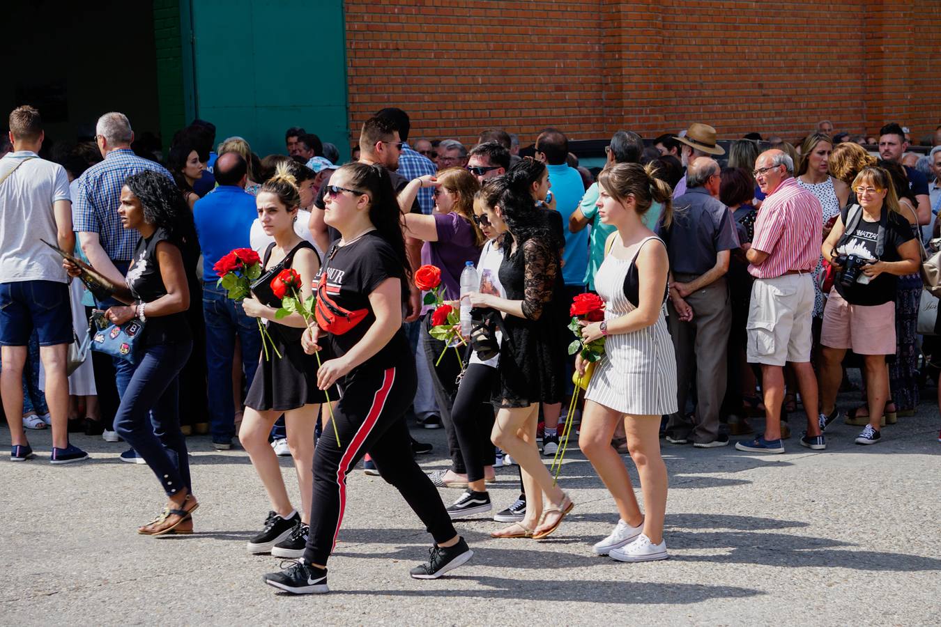 Los jóvenes regresaban de las fiestas del municipio de Santa Inés, dentro de la pedanía de Galisancho | El pabellón municipal de deportes del municipio acogió desde primera hora de la tarde del domingo la capilla ardiente con los féretros de las víctimas