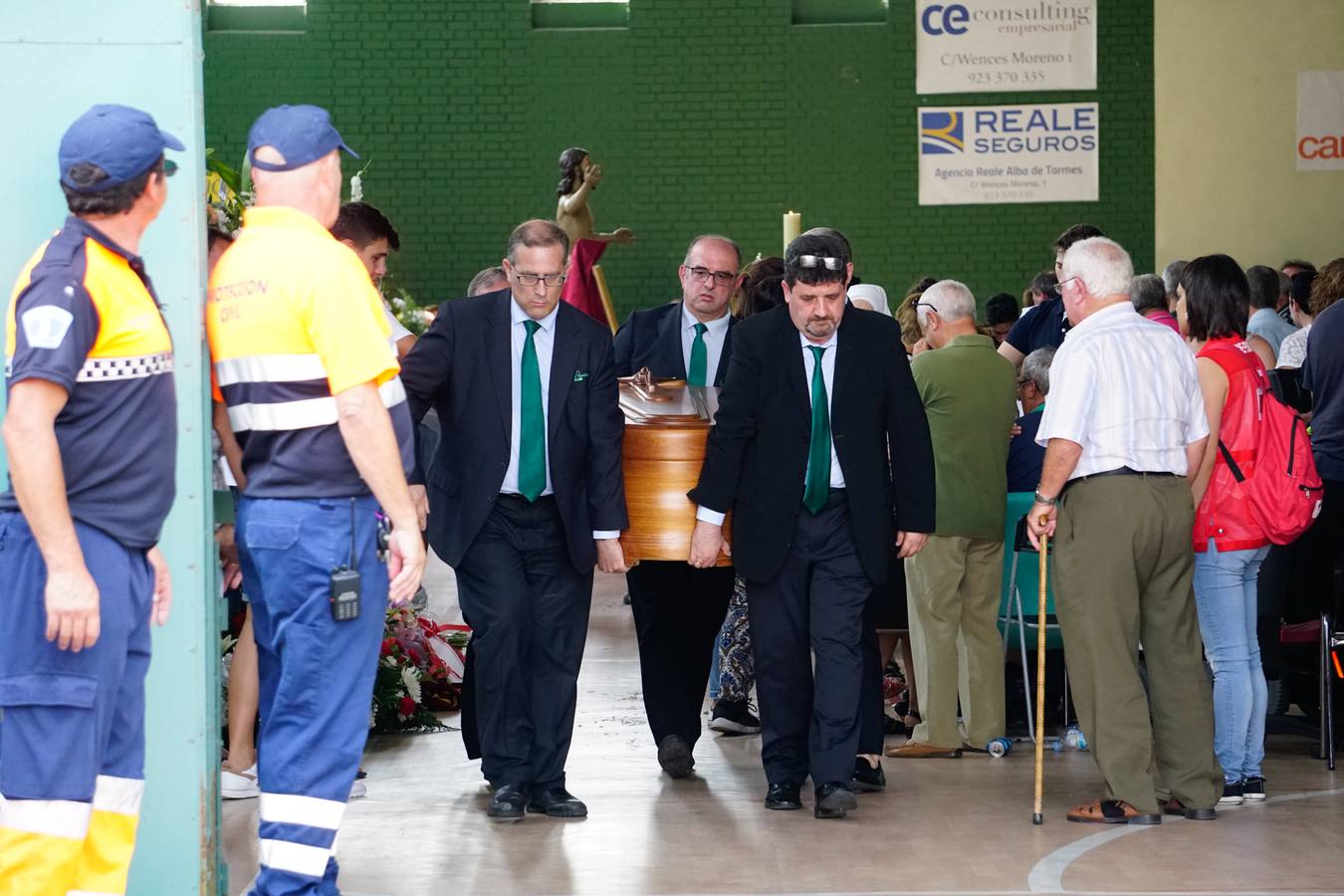 Los jóvenes regresaban de las fiestas del municipio de Santa Inés, dentro de la pedanía de Galisancho | El pabellón municipal de deportes del municipio acogió desde primera hora de la tarde del domingo la capilla ardiente con los féretros de las víctimas