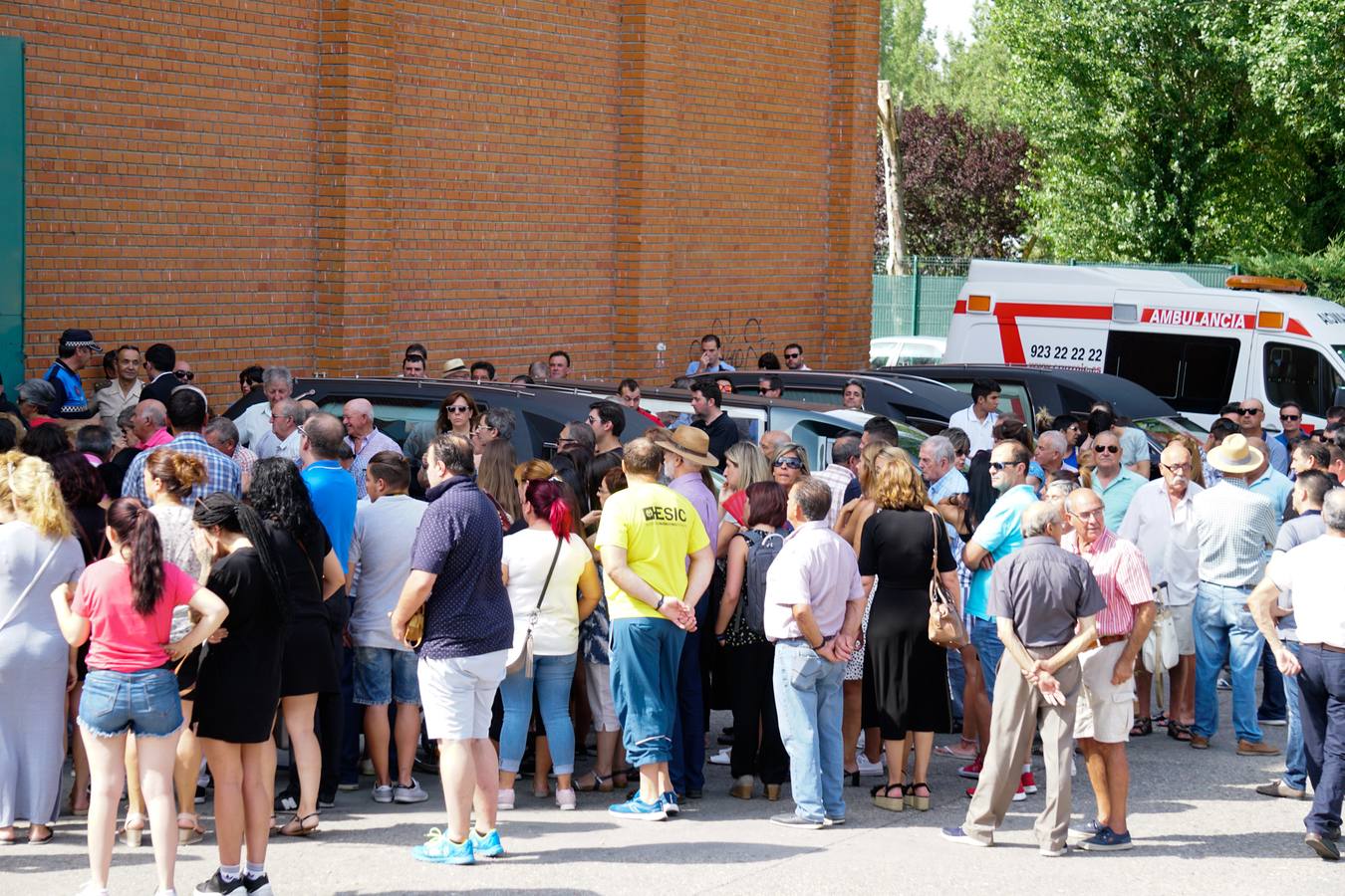 Los jóvenes regresaban de las fiestas del municipio de Santa Inés, dentro de la pedanía de Galisancho | El pabellón municipal de deportes del municipio acogió desde primera hora de la tarde del domingo la capilla ardiente con los féretros de las víctimas
