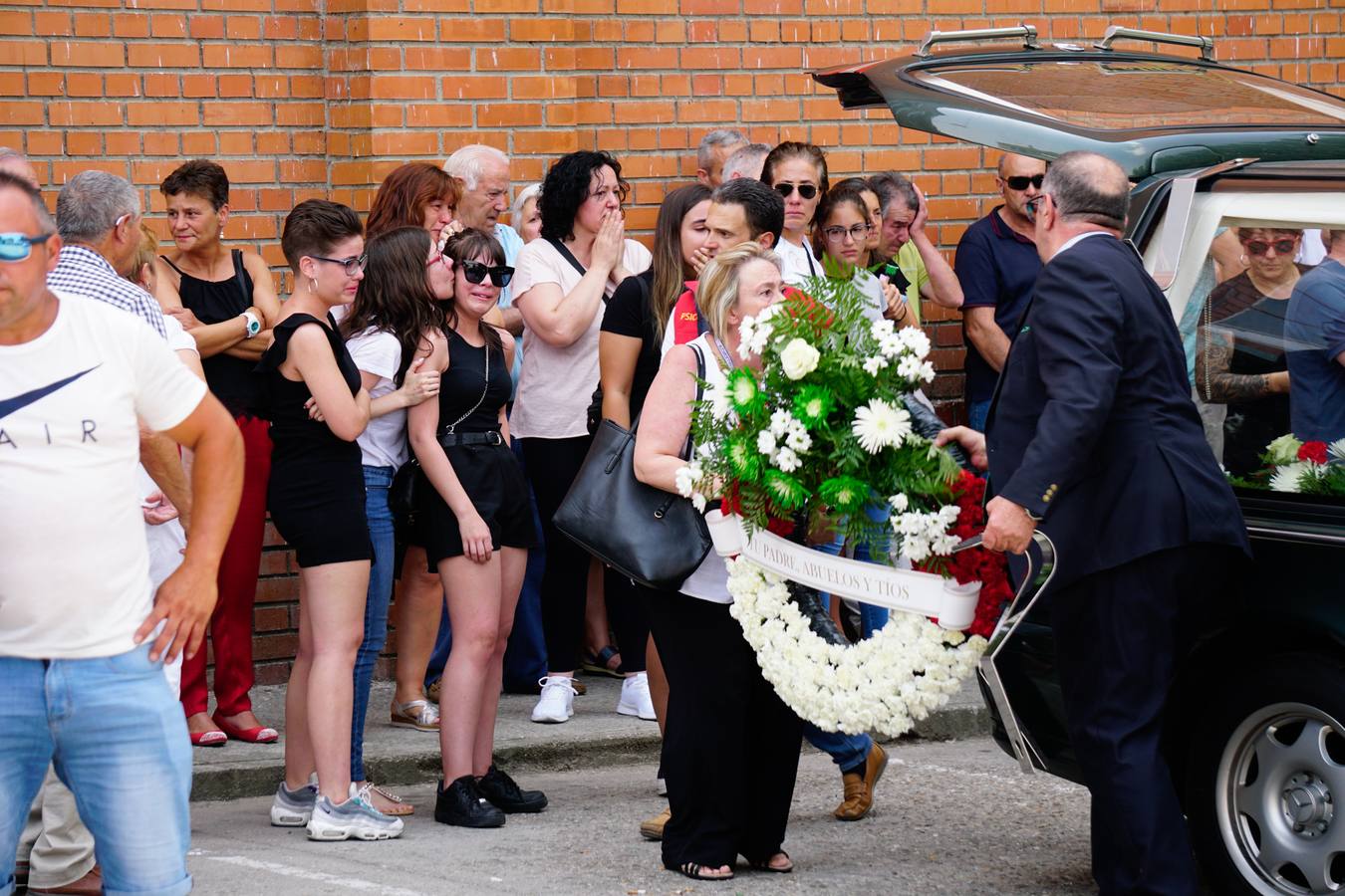 Los jóvenes regresaban de las fiestas del municipio de Santa Inés, dentro de la pedanía de Galisancho | El pabellón municipal de deportes del municipio acogió desde primera hora de la tarde del domingo la capilla ardiente con los féretros de las víctimas