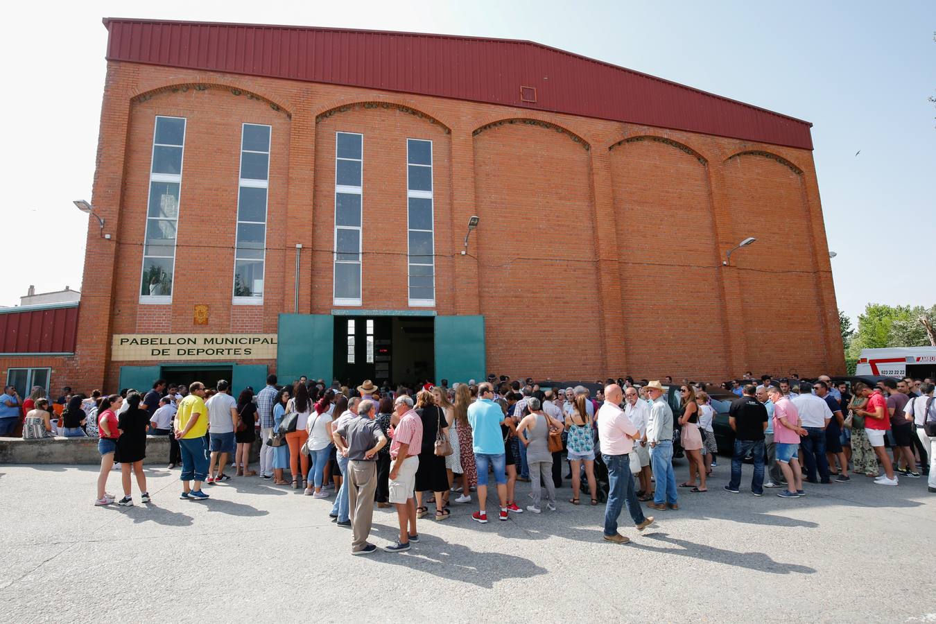 Los jóvenes regresaban de las fiestas del municipio de Santa Inés, dentro de la pedanía de Galisancho | El pabellón municipal de deportes del municipio acogió desde primera hora de la tarde del domingo la capilla ardiente con los féretros de las víctimas