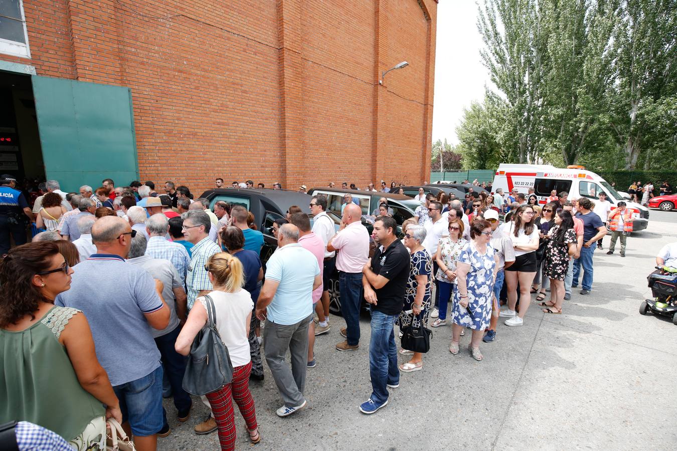 Los jóvenes regresaban de las fiestas del municipio de Santa Inés, dentro de la pedanía de Galisancho | El pabellón municipal de deportes del municipio acogió desde primera hora de la tarde del domingo la capilla ardiente con los féretros de las víctimas