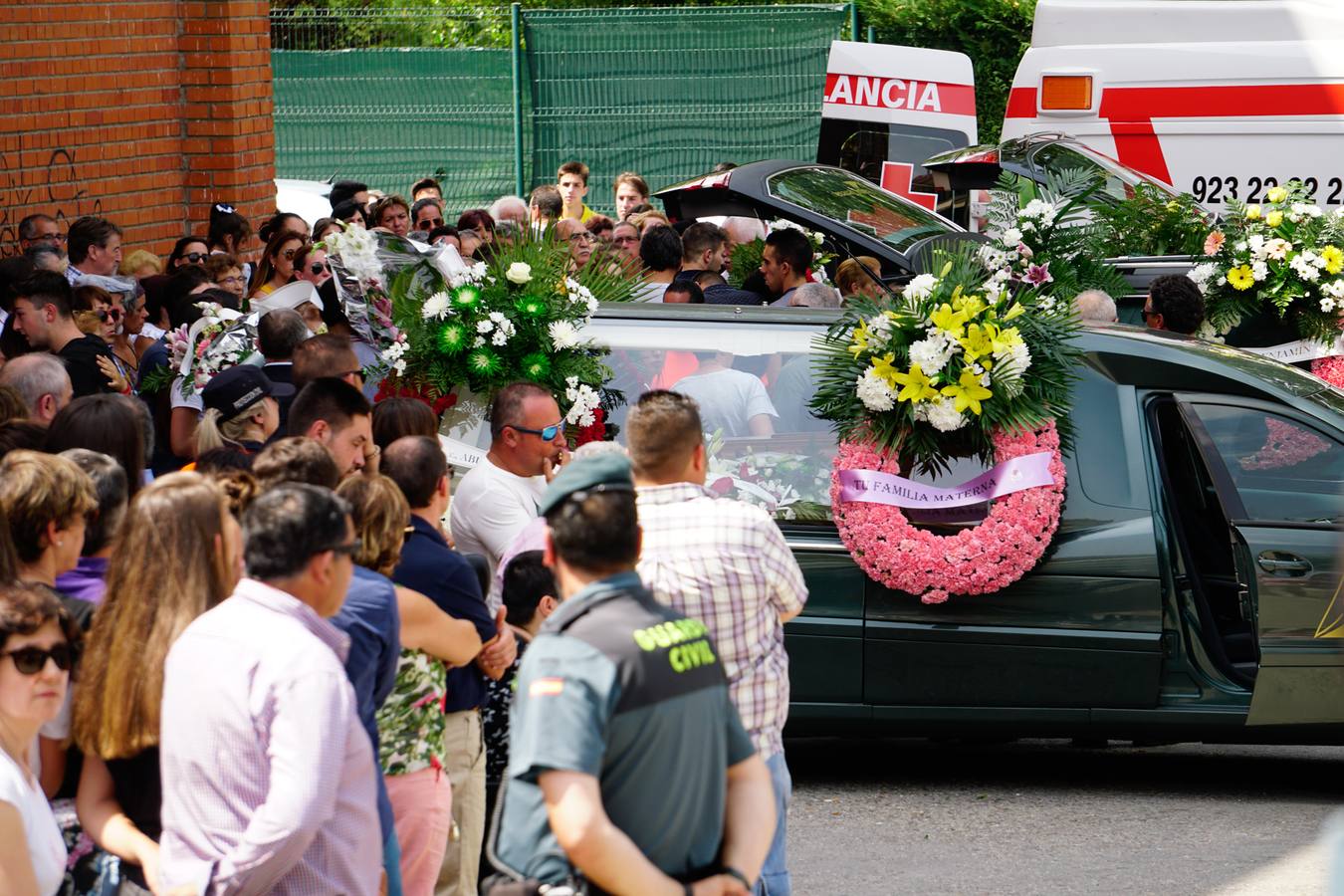 Los jóvenes regresaban de las fiestas del municipio de Santa Inés, dentro de la pedanía de Galisancho | El pabellón municipal de deportes del municipio acogió desde primera hora de la tarde del domingo la capilla ardiente con los féretros de las víctimas