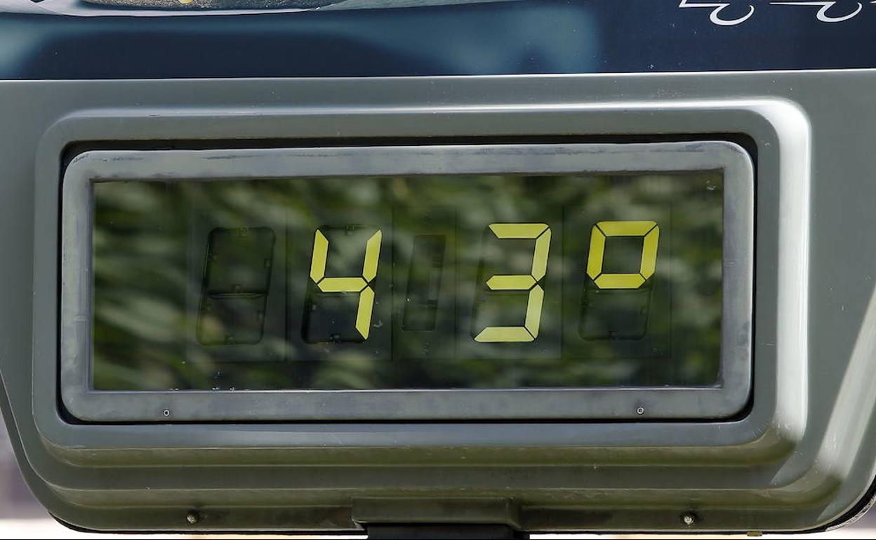 Ola de calor, en la imagen termométro en la Plaza Leon en Palencia.