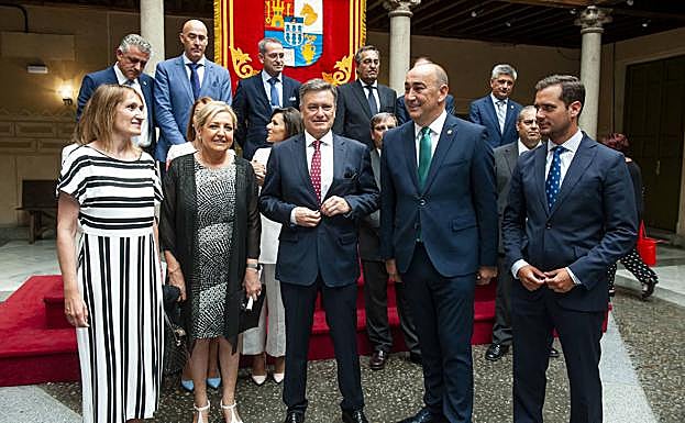 Miguel Ángel de Vicente (2º por la derecha), arropado por dirigentes y responsables del PP regional, provincial y municipal. 