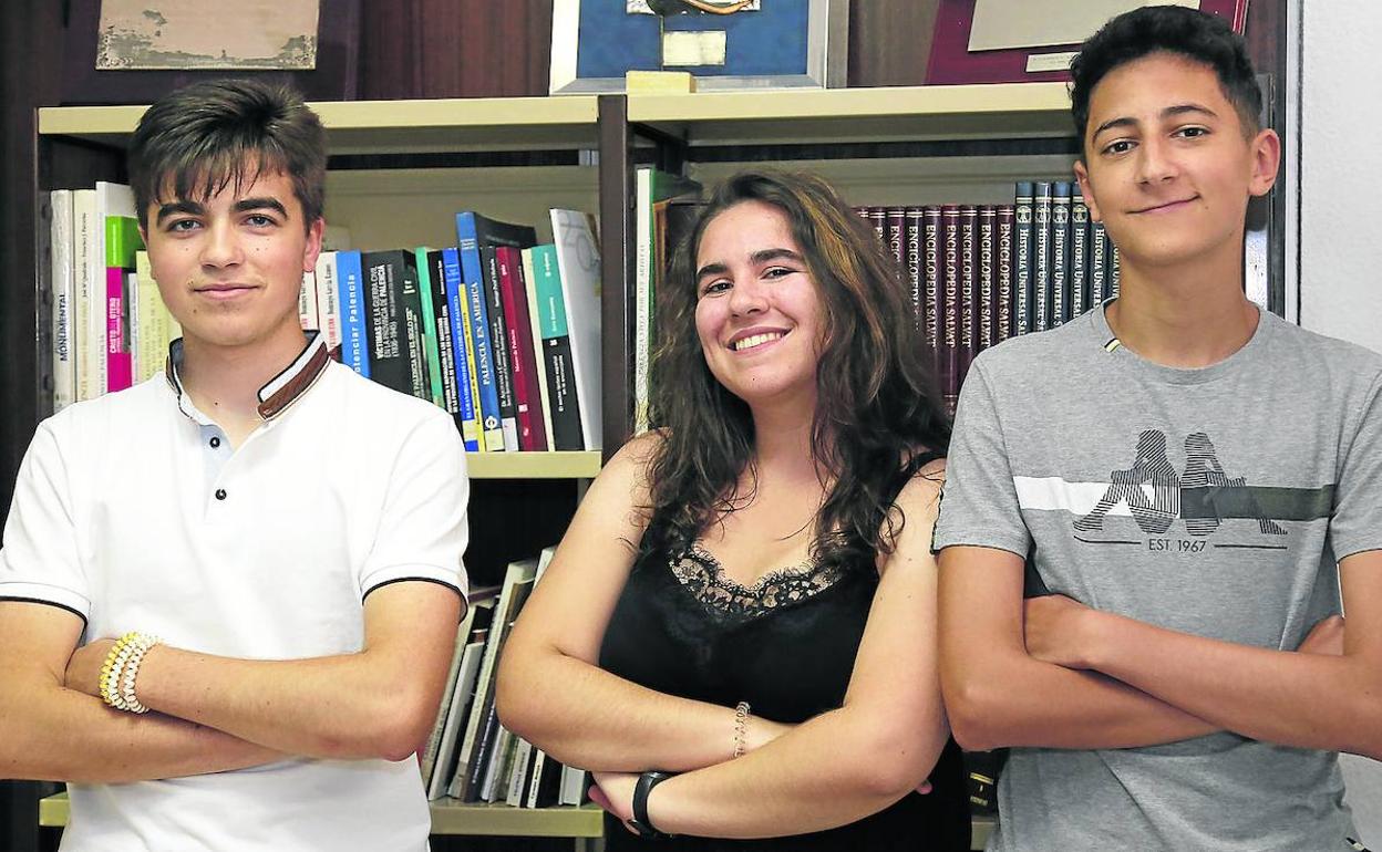 Ánngel Villota, Sara Pedroso y Víctor Merino, obtienen el premio de Bachillerato de Investigación. 