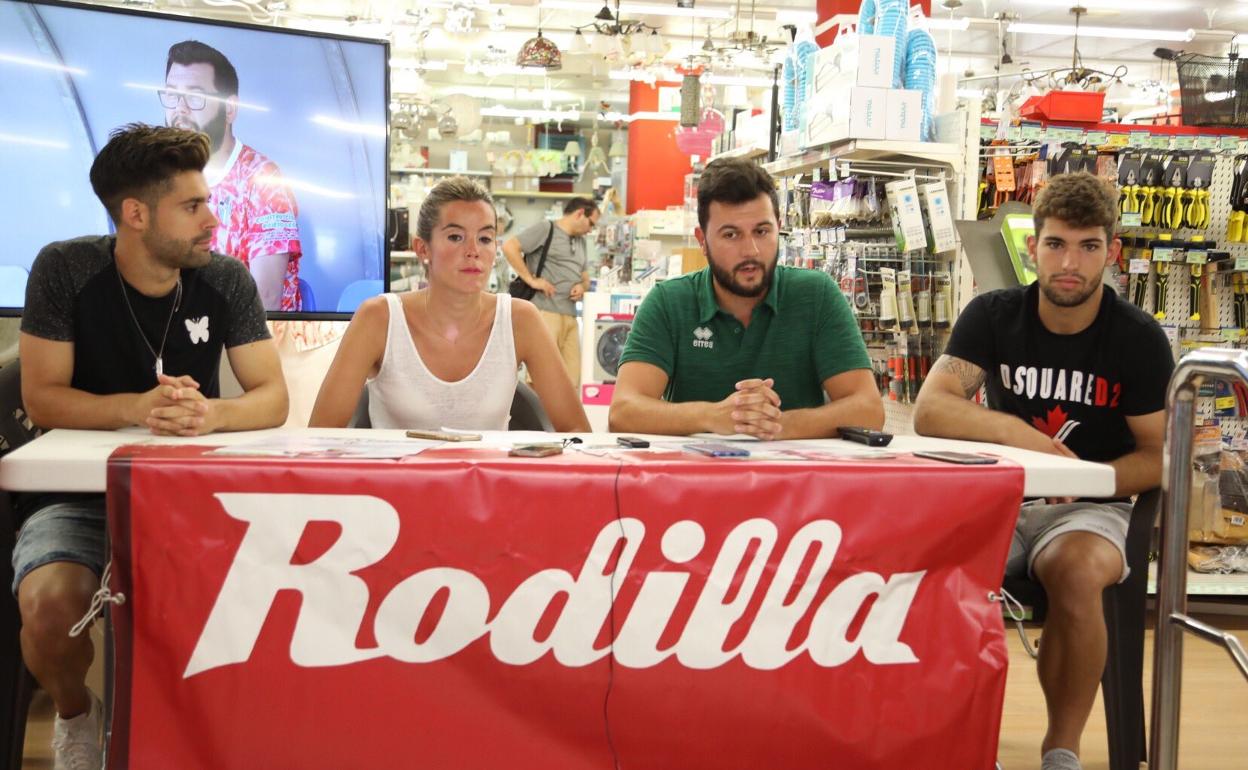 Iván Agudo, Natalia González, Astu y Luis Lara, en la presentación. 