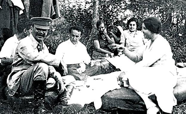 Josef Stalin, acompañado por familiares en una comida campestre.