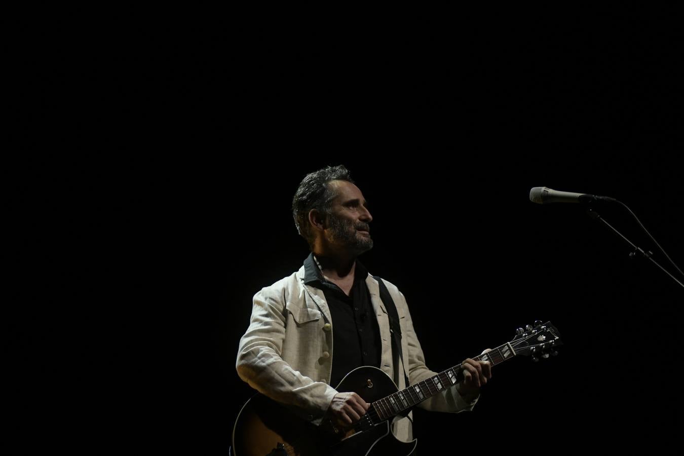 El cantautor interpreta sus temas más clásicos ante un auditorio al completo.