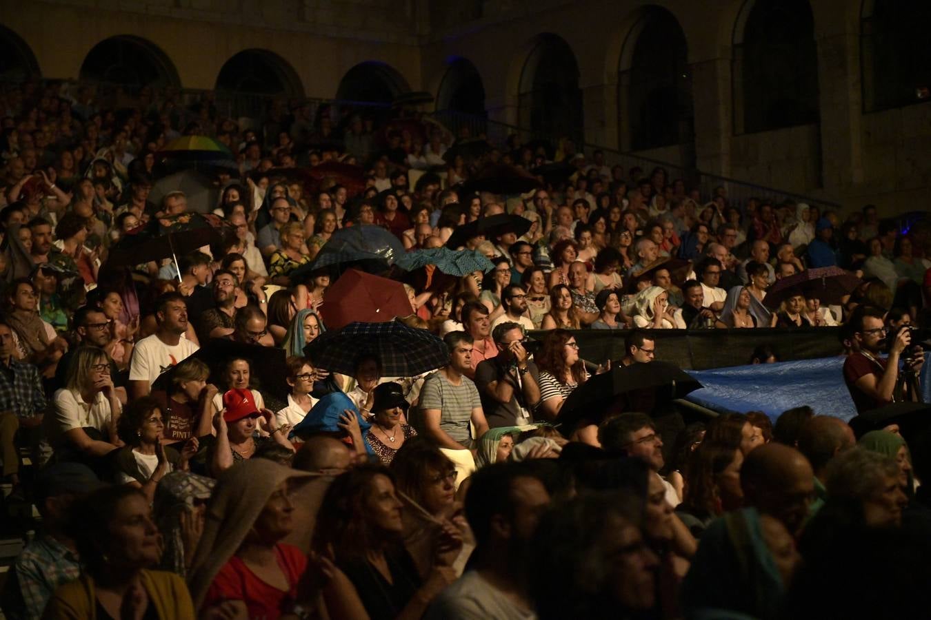 El cantautor interpreta sus temas más clásicos ante un auditorio al completo.