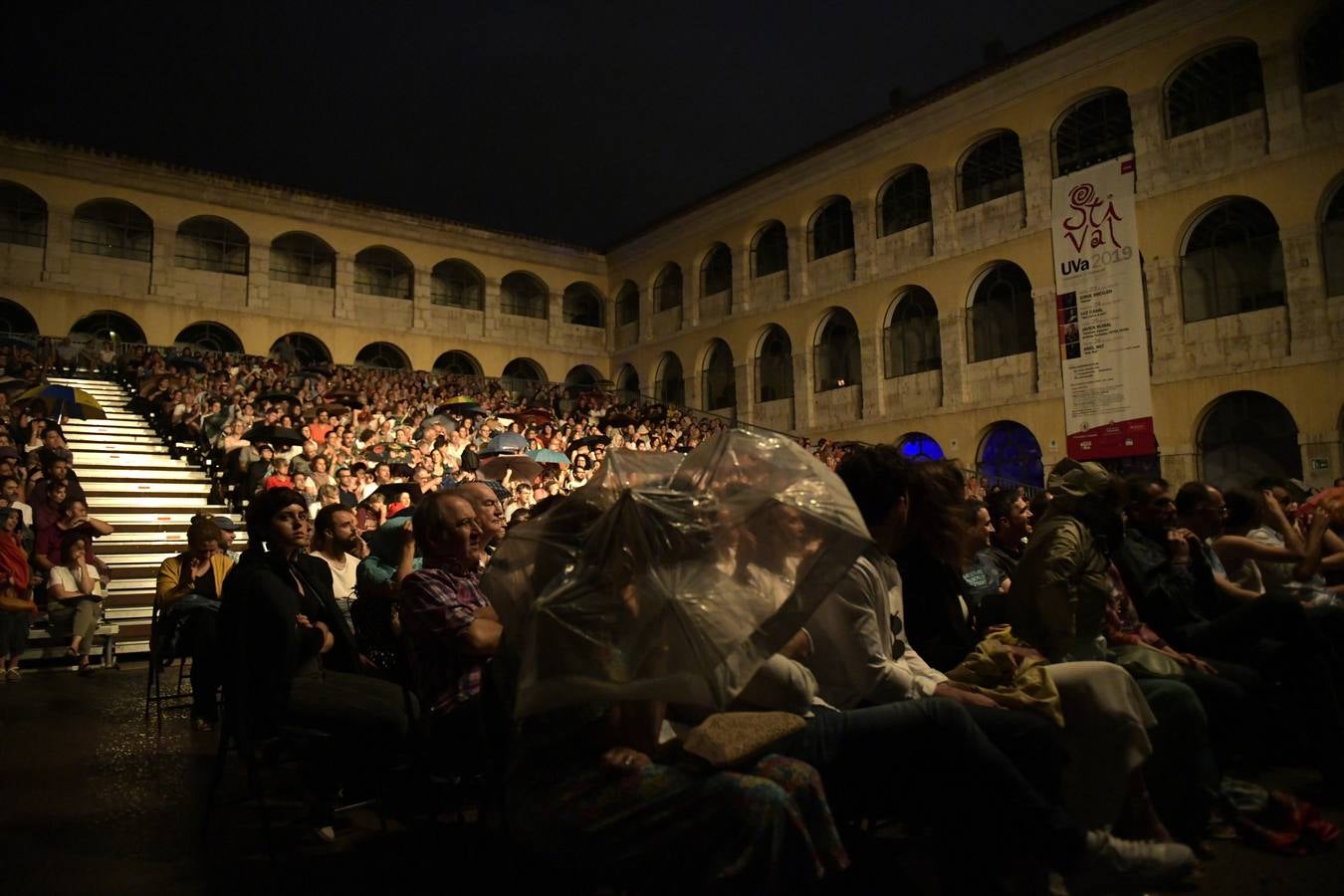 El cantautor interpreta sus temas más clásicos ante un auditorio al completo.