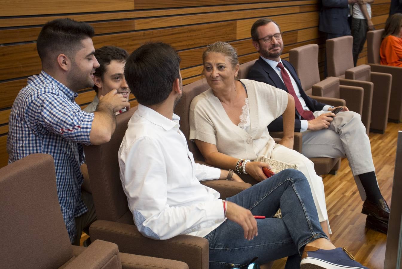 Los votos a favor de PP y Ciudadanos han convertido al vitoriano Javier Maroto en nuevo senador autonómico por Castilla y León | El vicesecretario de Organización del PP (sin vinculación anterior con la comunidad) ha sido elegido como miembro de la Cámara Alta, junto con los socialistas Teresa López y Fran Díaz, en una votación conjunta, no exenta de polémica.